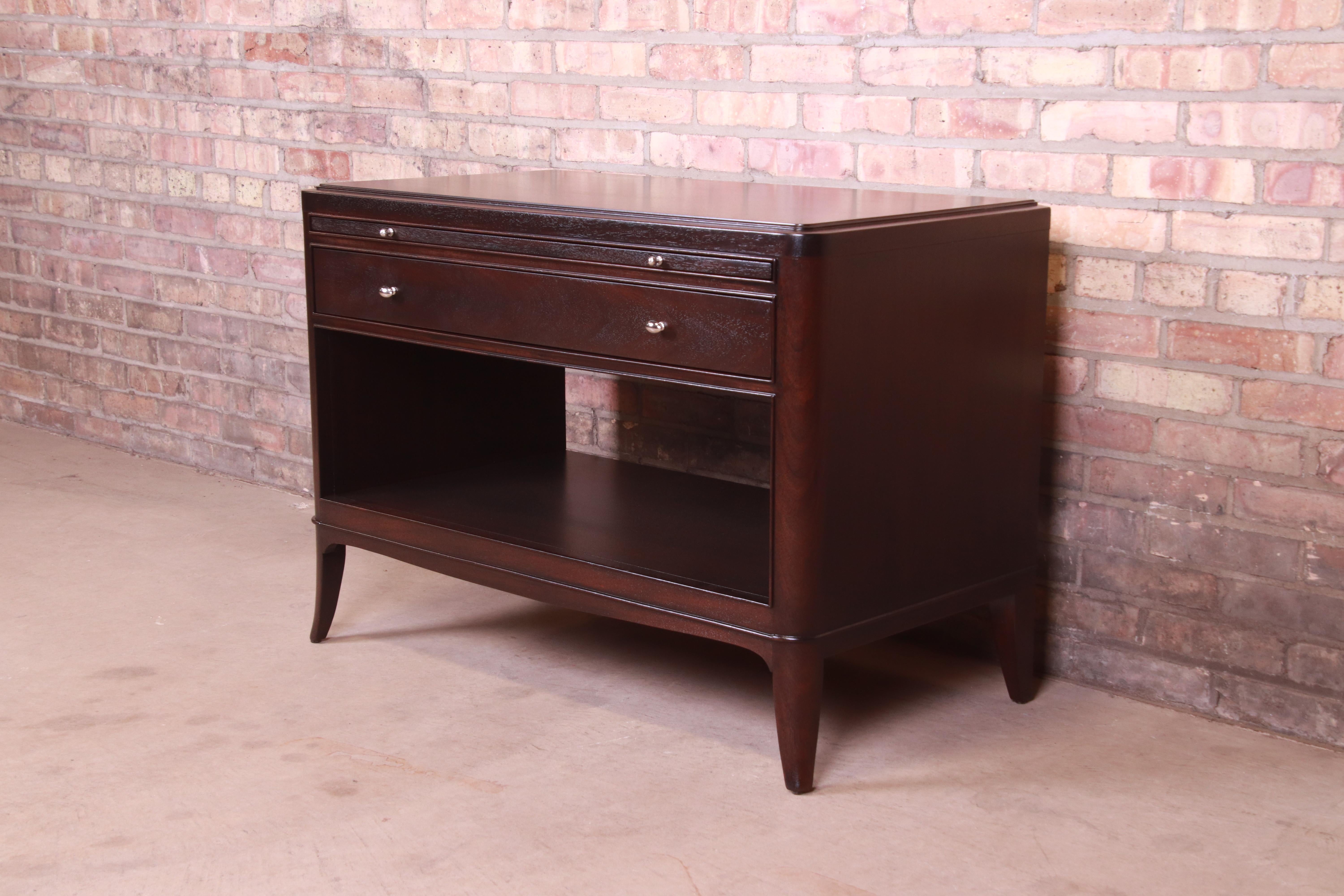 An exceptional contemporary one-drawer mahogany bedside table

By Barbara Barry for Baker Furniture,

USA, Circa 1990s

Measures: 38.25