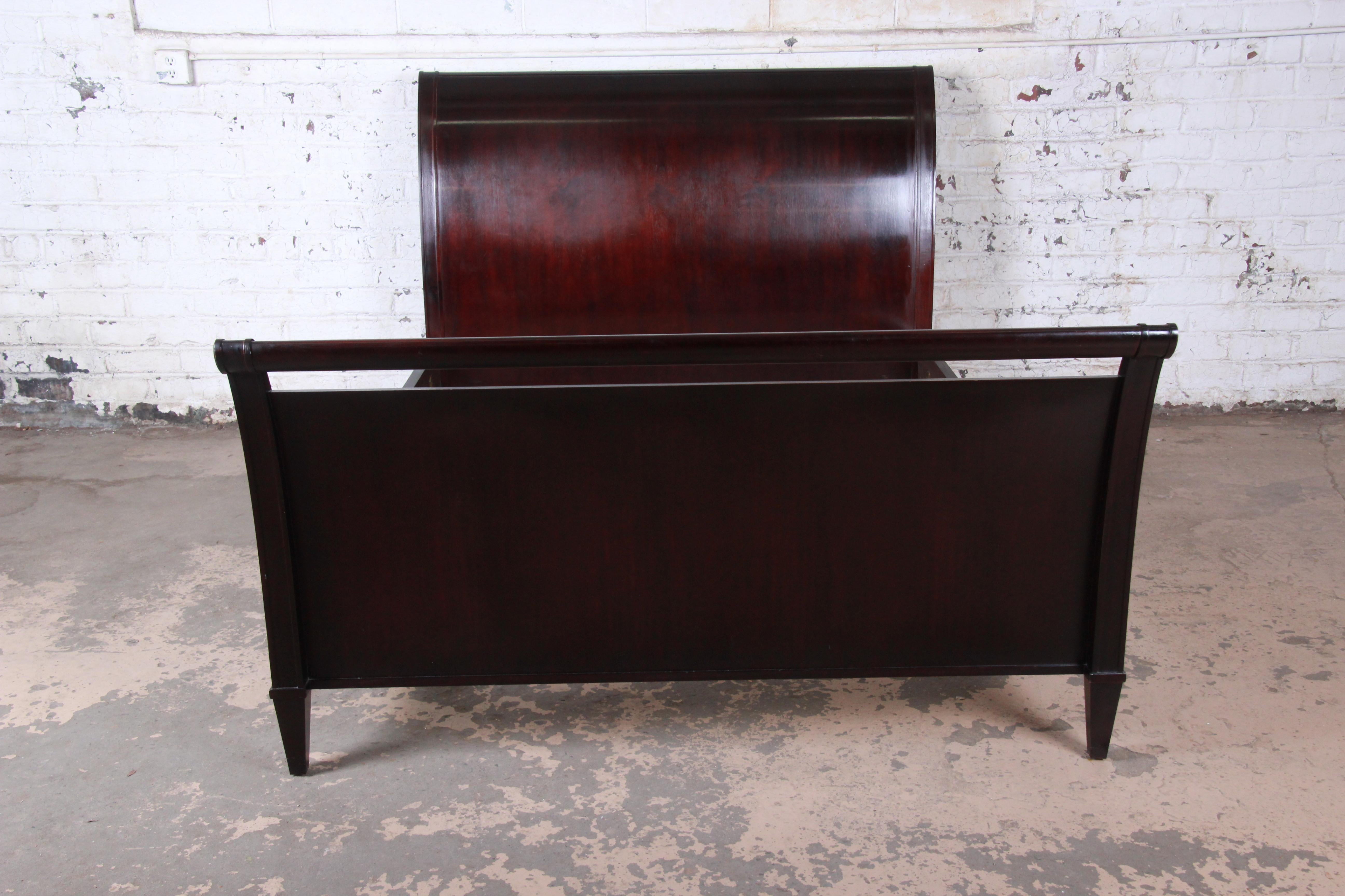 An exceptional dark mahogany modern queen size sleigh bed

By Barbara Barry for Baker Furniture

USA, circa 1990s

Measures: 64.88
