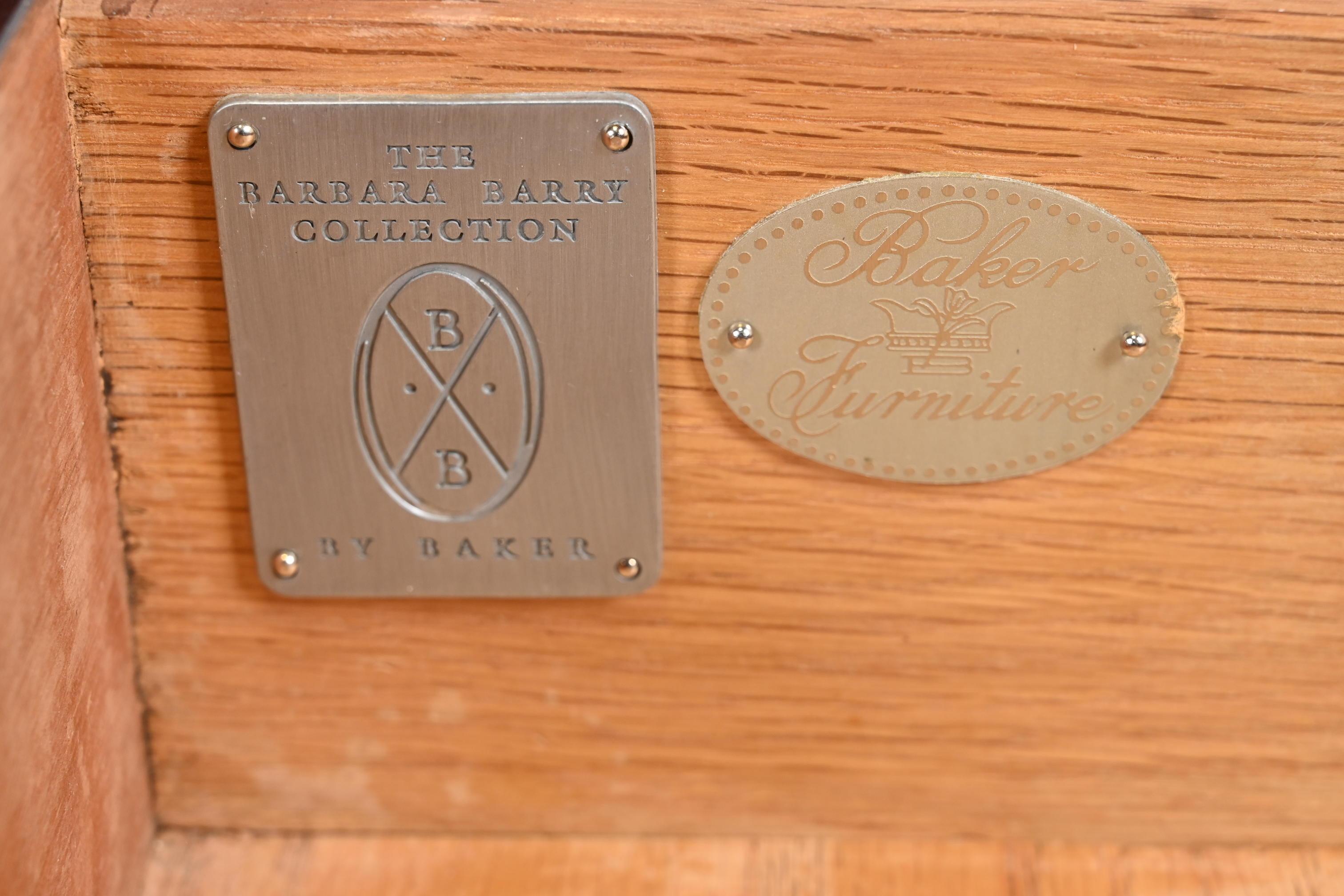 Barbara Barry für Baker Furniture: Nachttischkommode aus dunklem Mahagoni mit drei Schubladen im Angebot 6