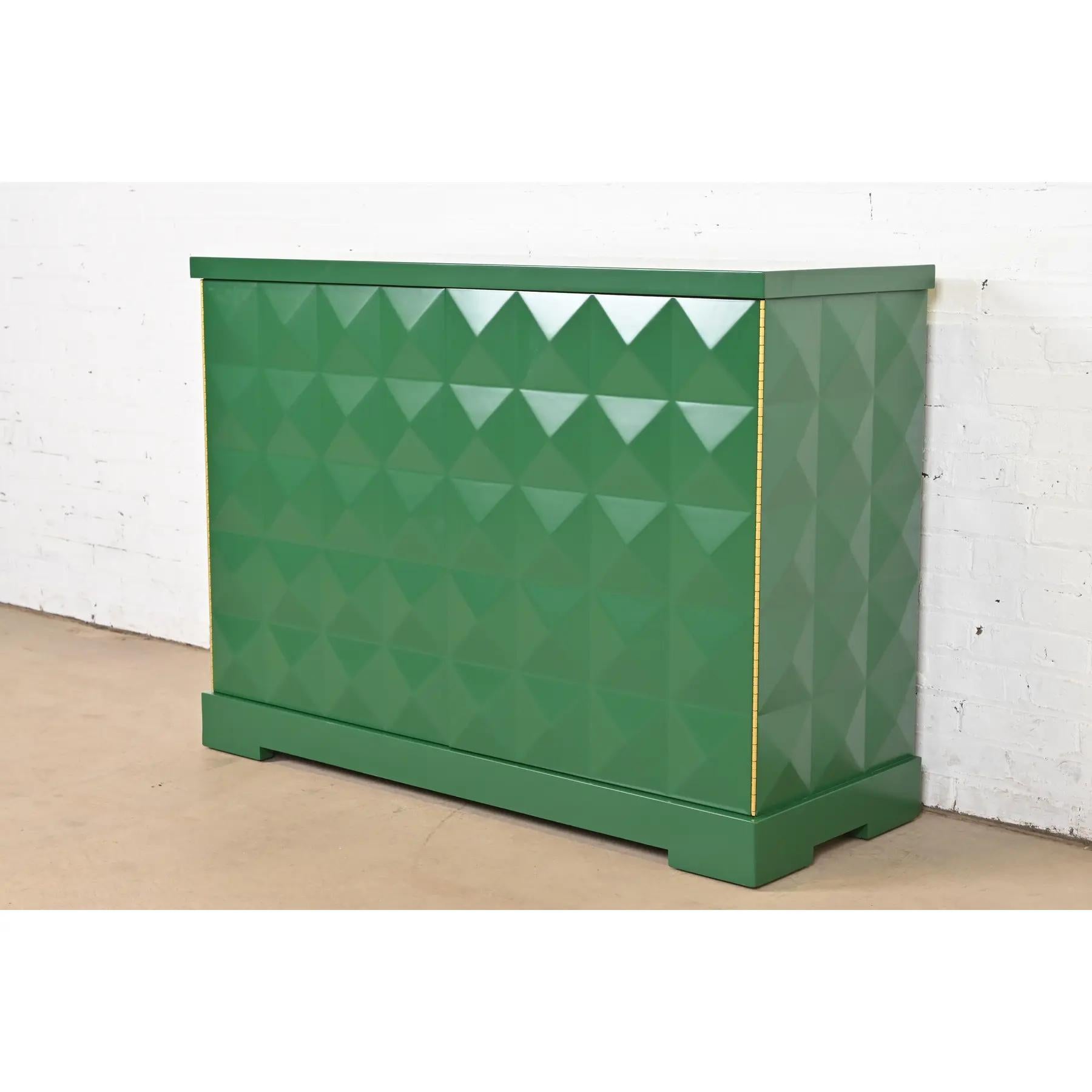 Un'eccezionale credenza a diamante in stile Hollywood Regency moderno o un mobile bar

Di Barbara Barry per Baker Furniture

USA, circa anni '1990

Finitura laccata verde, con fronte e lati sfaccettati a diamante. I ripiani sono regolabili.

Misure:
