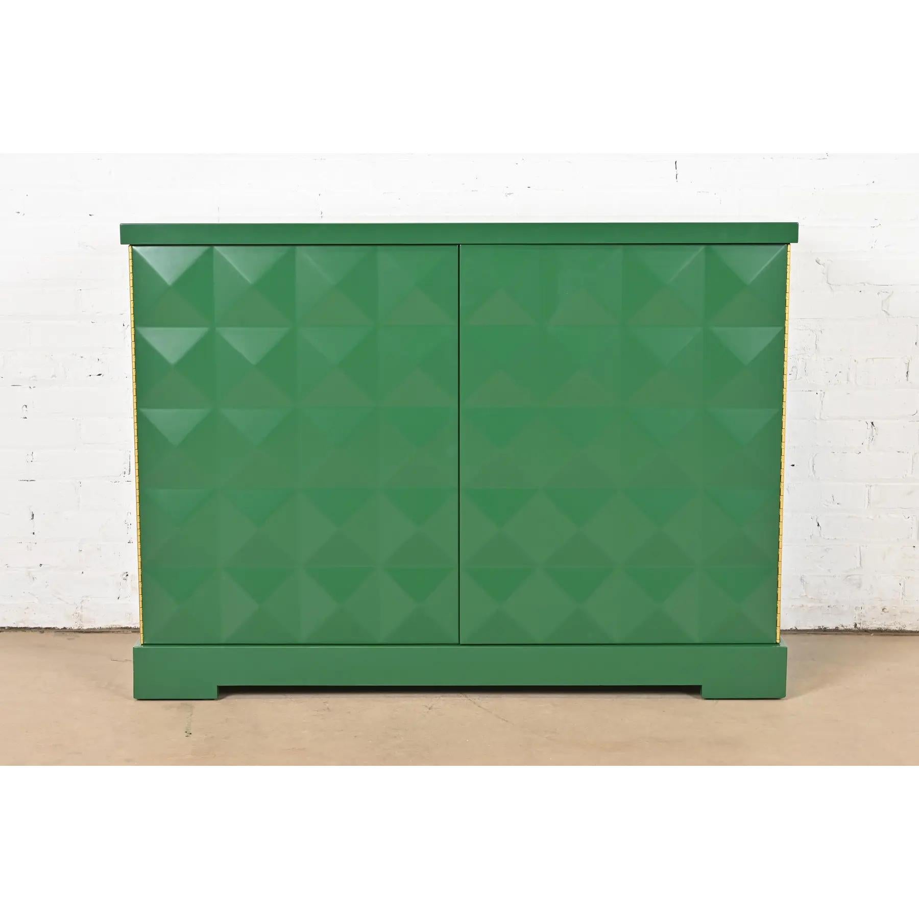 Mid-Century moderno Barbara Barry per Baker Furniture Armadio laccato verde diamante, rifinito in vendita