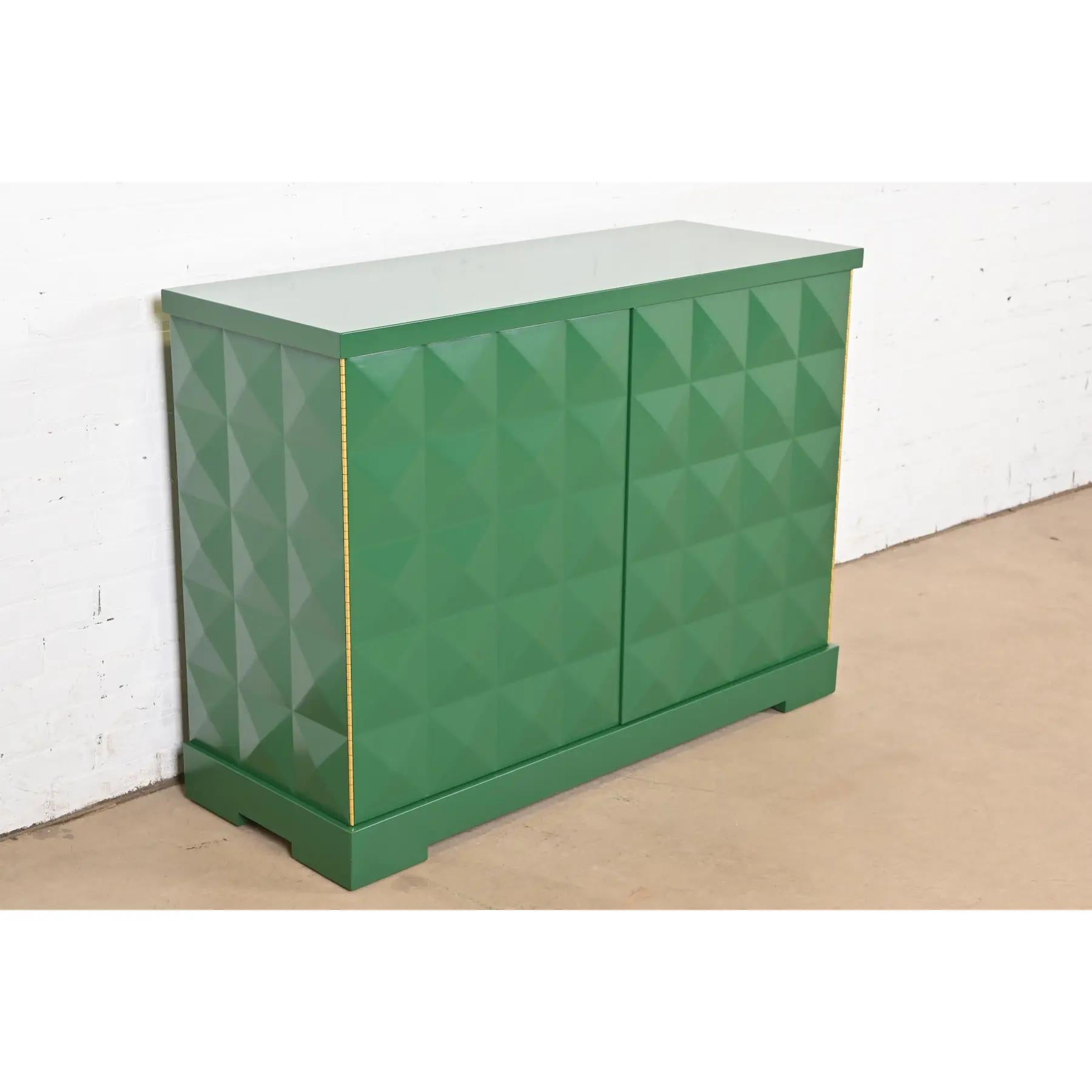 Barbara Barry per Baker Furniture Armadio laccato verde diamante, rifinito In condizioni buone in vendita a South Bend, IN