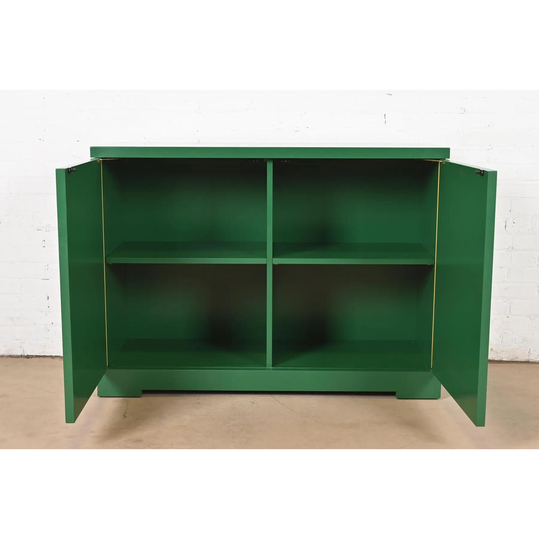 Fine XX secolo Barbara Barry per Baker Furniture Armadio laccato verde diamante, rifinito in vendita