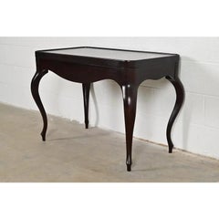 Barbara Barry pour Baker Furniture Table d'appoint en acajou foncé de style Régence française