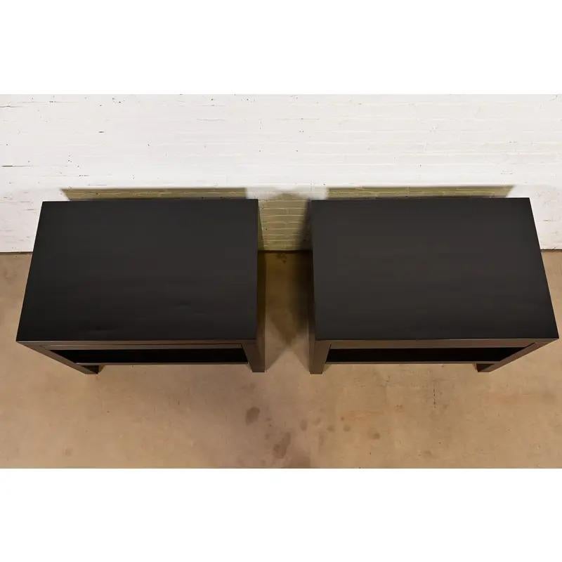 Barbara Barry pour Baker Furniture Tables de nuit en acajou, nouvellement repeintes en vente 4