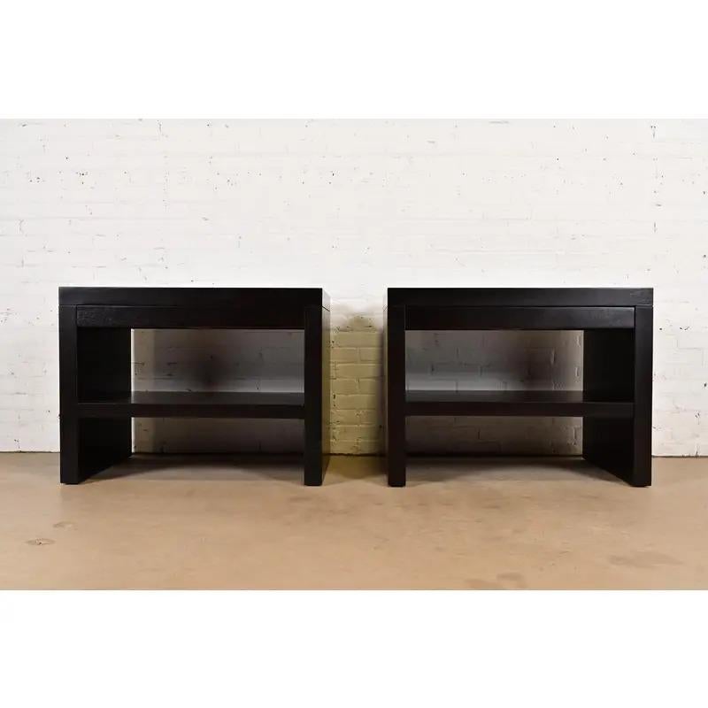 Moderne Barbara Barry pour Baker Furniture Tables de nuit en acajou, nouvellement repeintes en vente