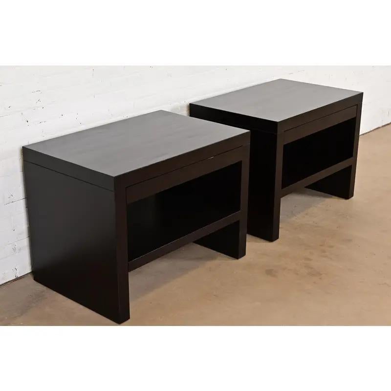 Barbara Barry pour Baker Furniture Tables de nuit en acajou, nouvellement repeintes Bon état - En vente à South Bend, IN