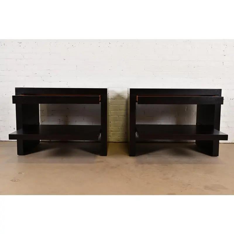 Fin du 20e siècle Barbara Barry pour Baker Furniture Tables de nuit en acajou, nouvellement repeintes en vente