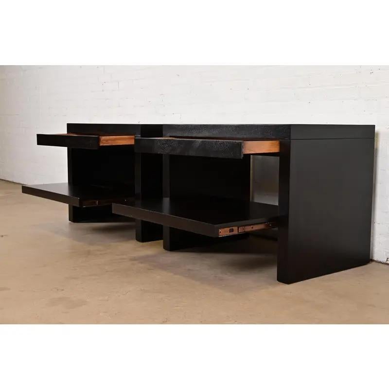 Acajou Barbara Barry pour Baker Furniture Tables de nuit en acajou, nouvellement repeintes en vente