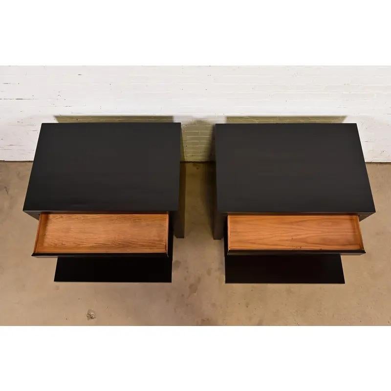 Barbara Barry pour Baker Furniture Tables de nuit en acajou, nouvellement repeintes en vente 1