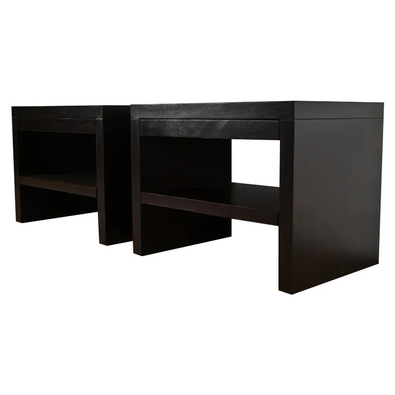 Barbara Barry pour Baker Furniture Tables de nuit en acajou, nouvellement repeintes