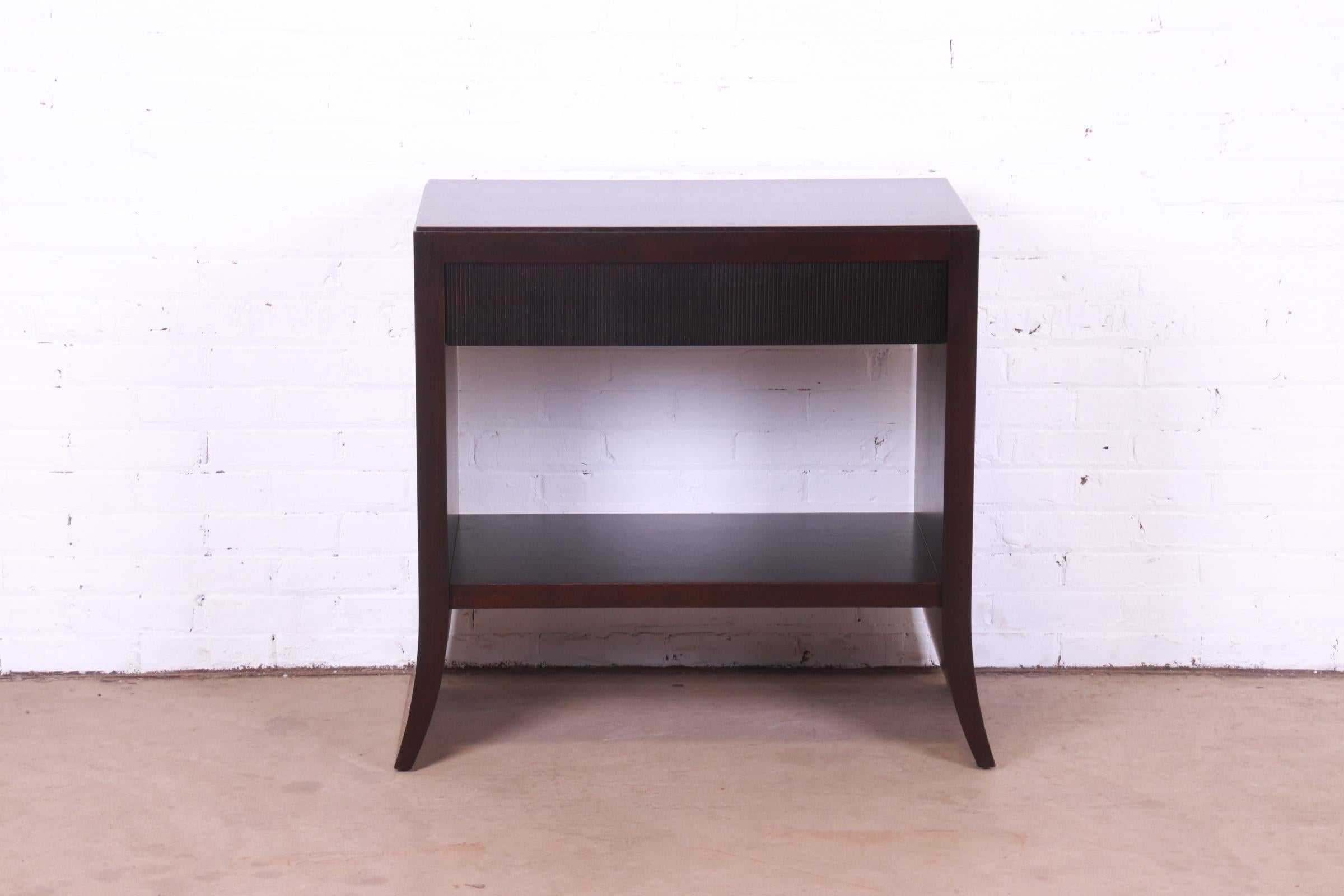 A gorgeous contemporary mahogany vanity dressing table, console table, or entry table

By Barbara Barry for Baker Furniture

USA, Circa 1990s

Measures: 32