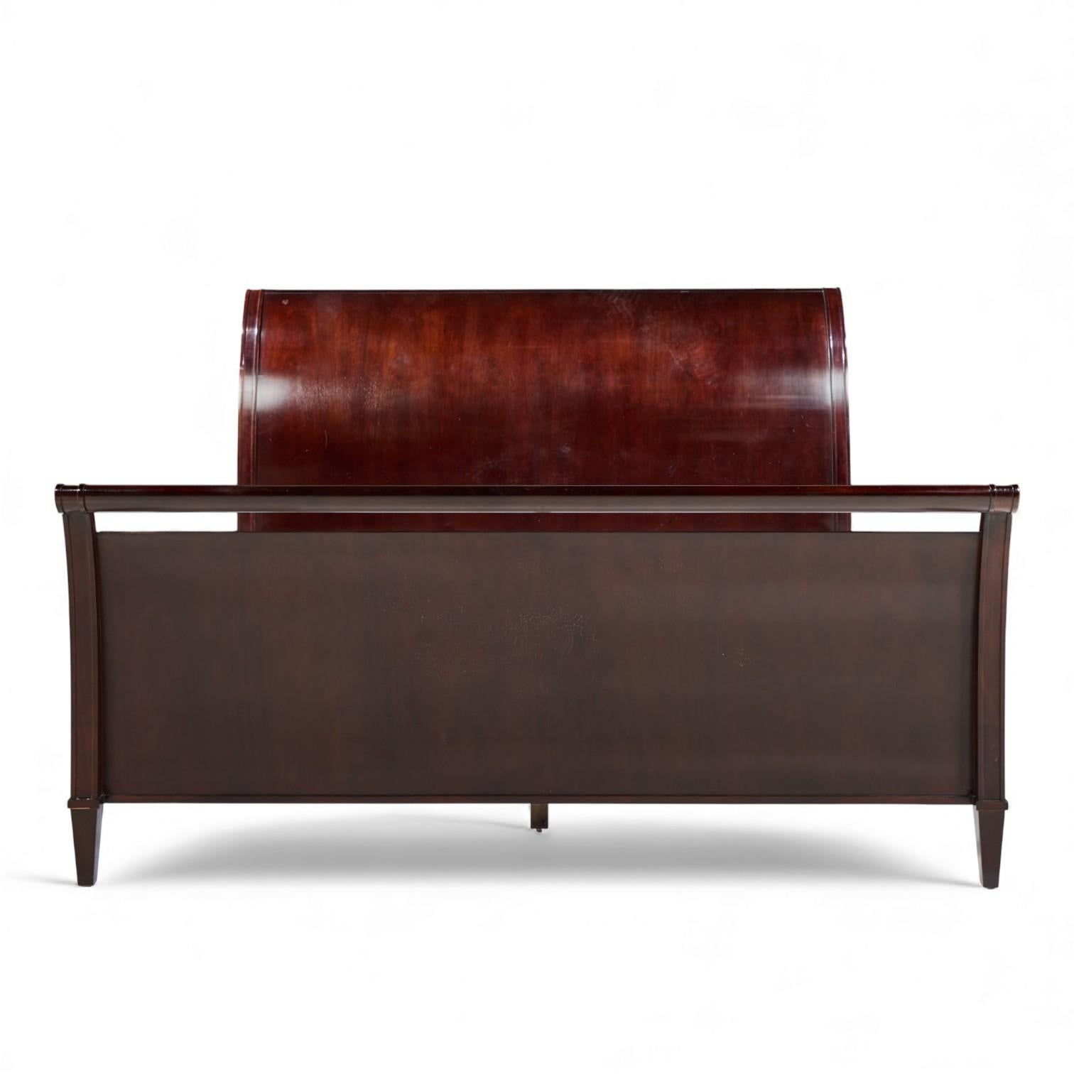 Barbara Barry pour Baker Furniture Lit King en acajou du milieu du siècle

Ce cadre de lit mesure : 81.25 de large x 99 de profond x 48.25 de haut

Nous prenons nos photos dans un studio à éclairage contrôlé afin de montrer le plus de détails