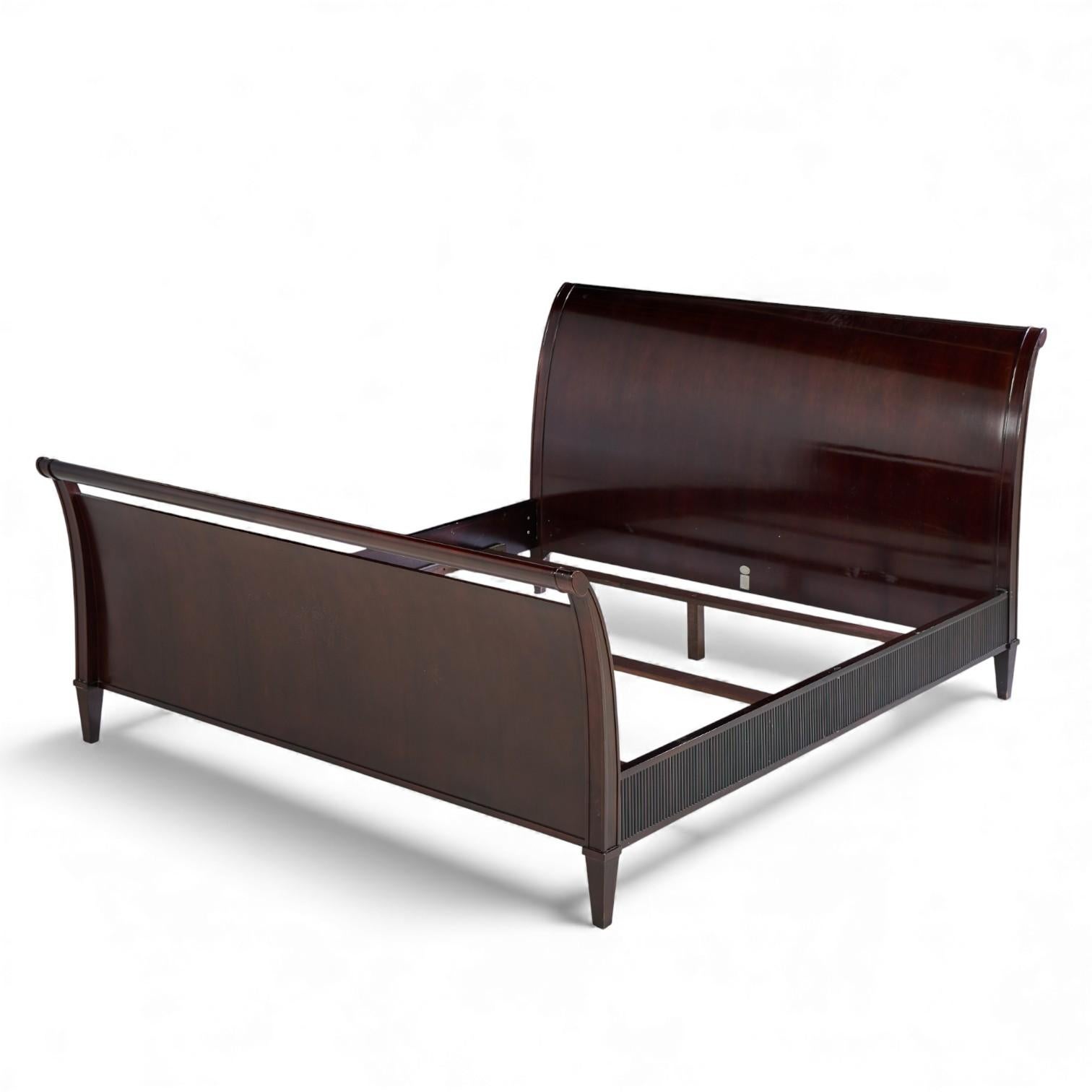 Américain Barbara Barry pour Baker Furniture Lit King en acajou du milieu du siècle en vente