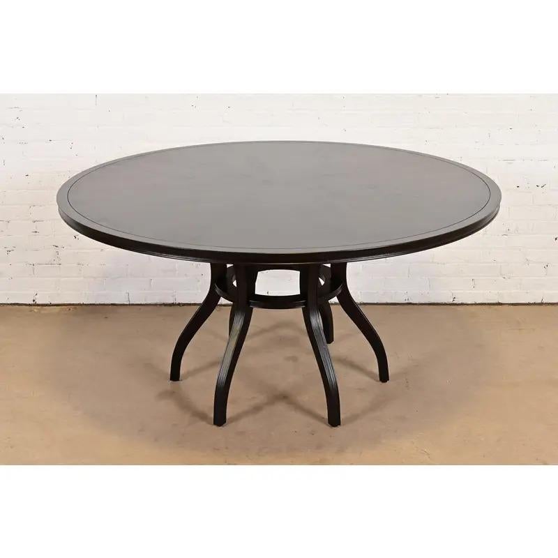 Magnifique table centrale ou table de salle à manger moderne à piédestal rond en acajou foncé, de style Art déco ou Régence.

Par Barbara Barry pour Baker Furniture

USA, Circa 1990

Dimensions : 60 