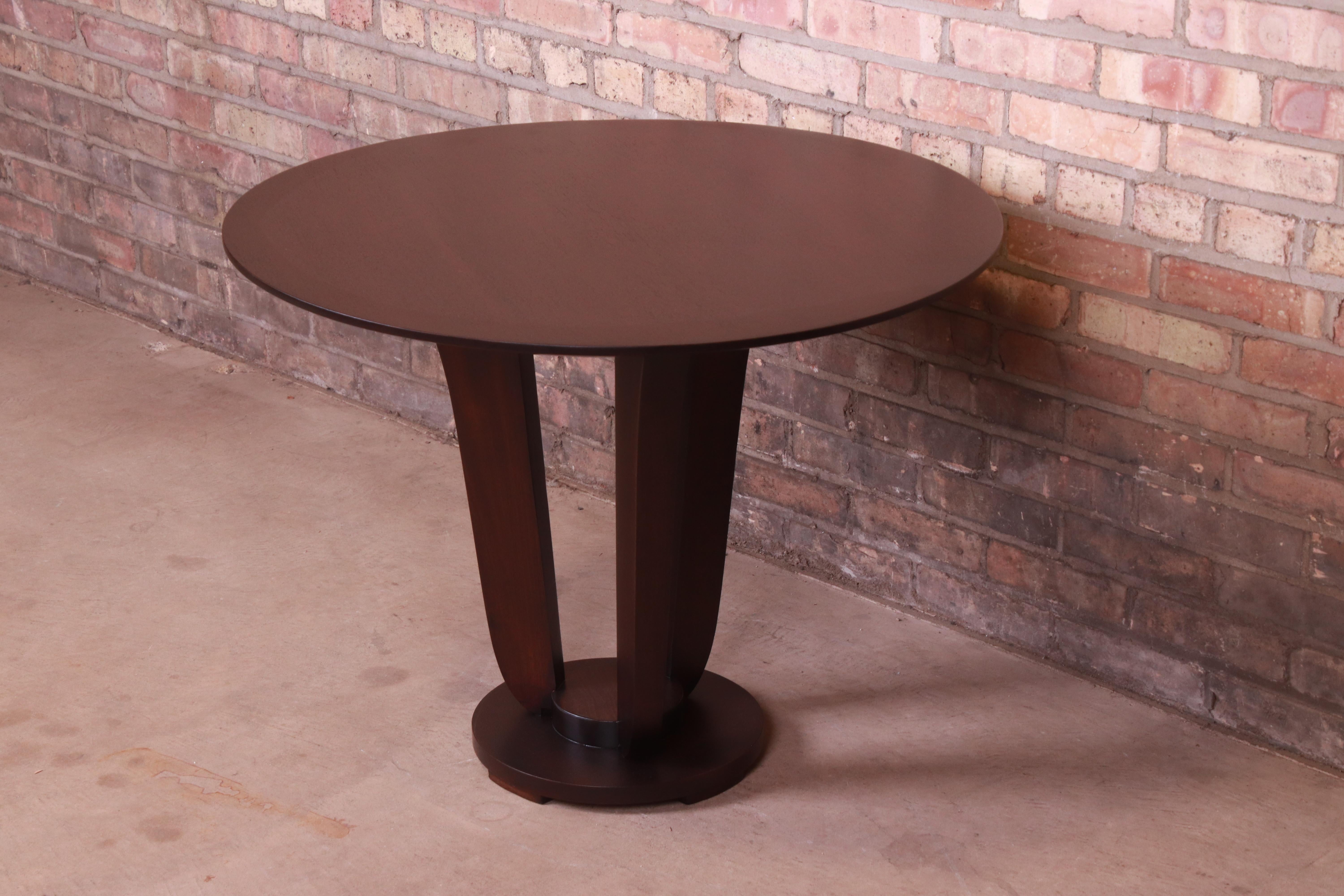 An exceptional modern Art Deco style dark mahogany pedestal center table or occasional tea table

By Barbara Barry for Baker Furniture

USA, Circa 1990s

Measures: 32
