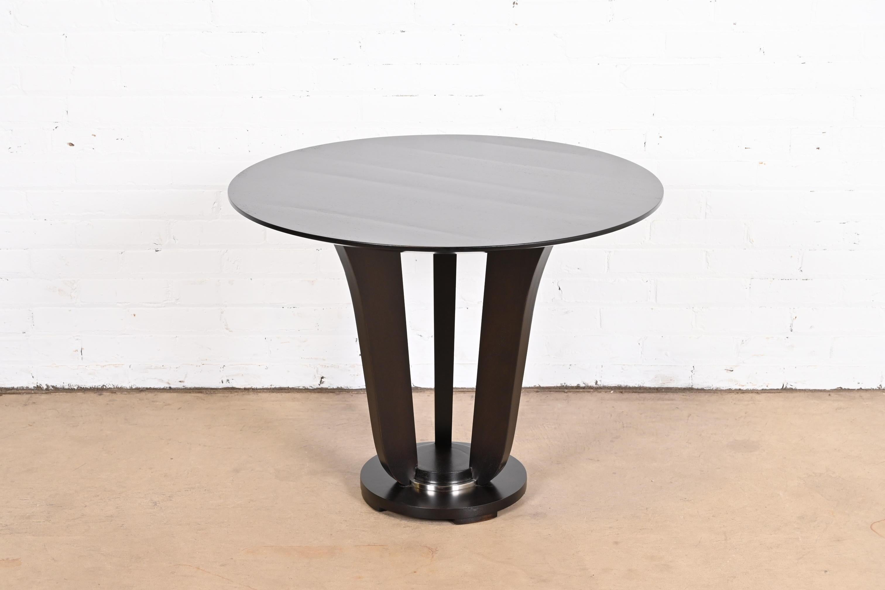 An exceptional modern Art Deco style dark mahogany pedestal center table or occasional tea table.

By Barbara Barry for Baker Furniture.

USA, Circa 1990s

Measures: 32