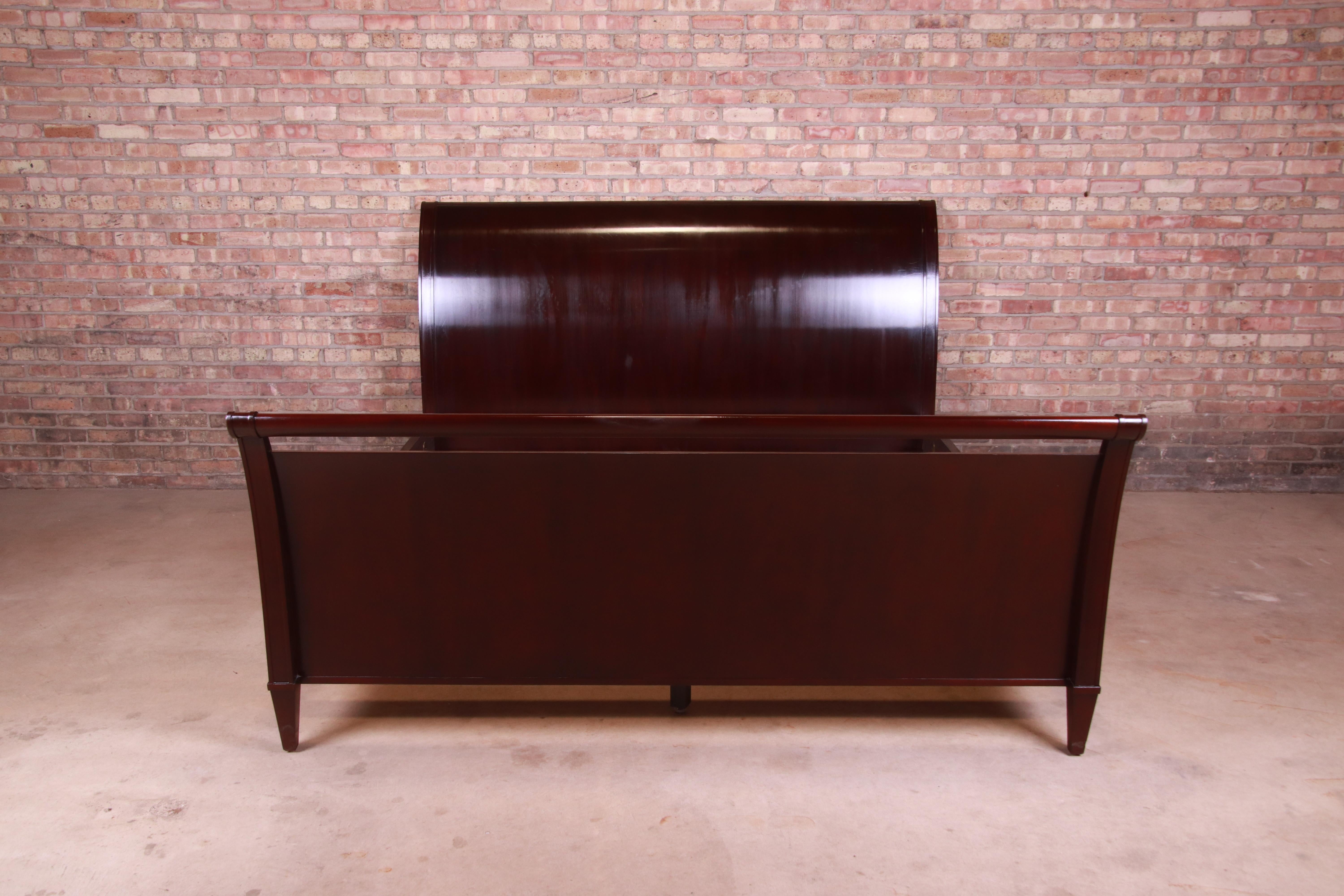 An exceptional dark mahogany modern king size sleigh bed

By Barbara Barry for Baker Furniture

USA, Circa 1990s

Measures: 80