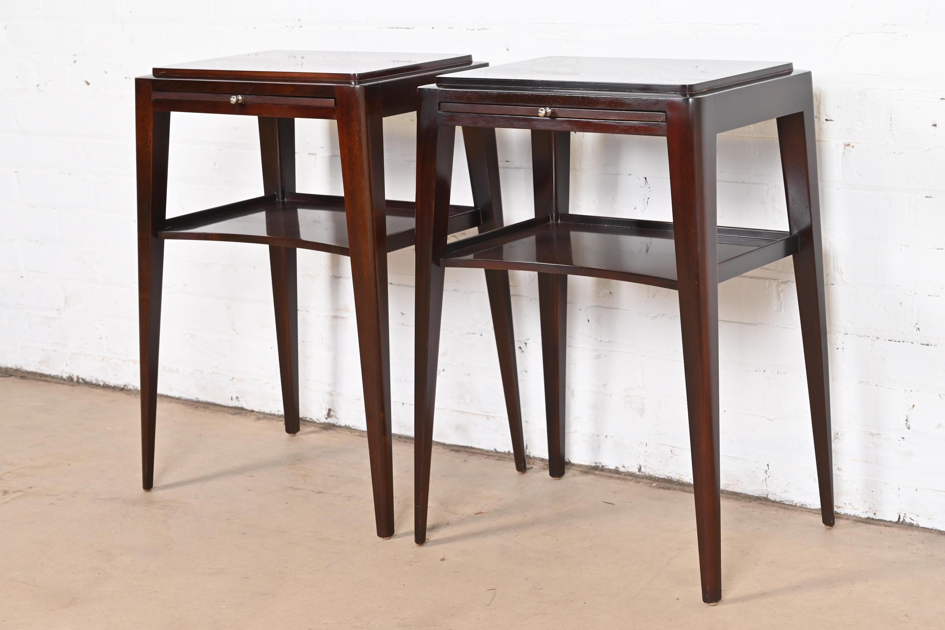 A gorgeous pair of Modern nightstands or side tables

By Barbara Barry for Baker Furniture

USA, Circa 1990s

Dark mahogany, with original nickel hardware.

Measures: 19