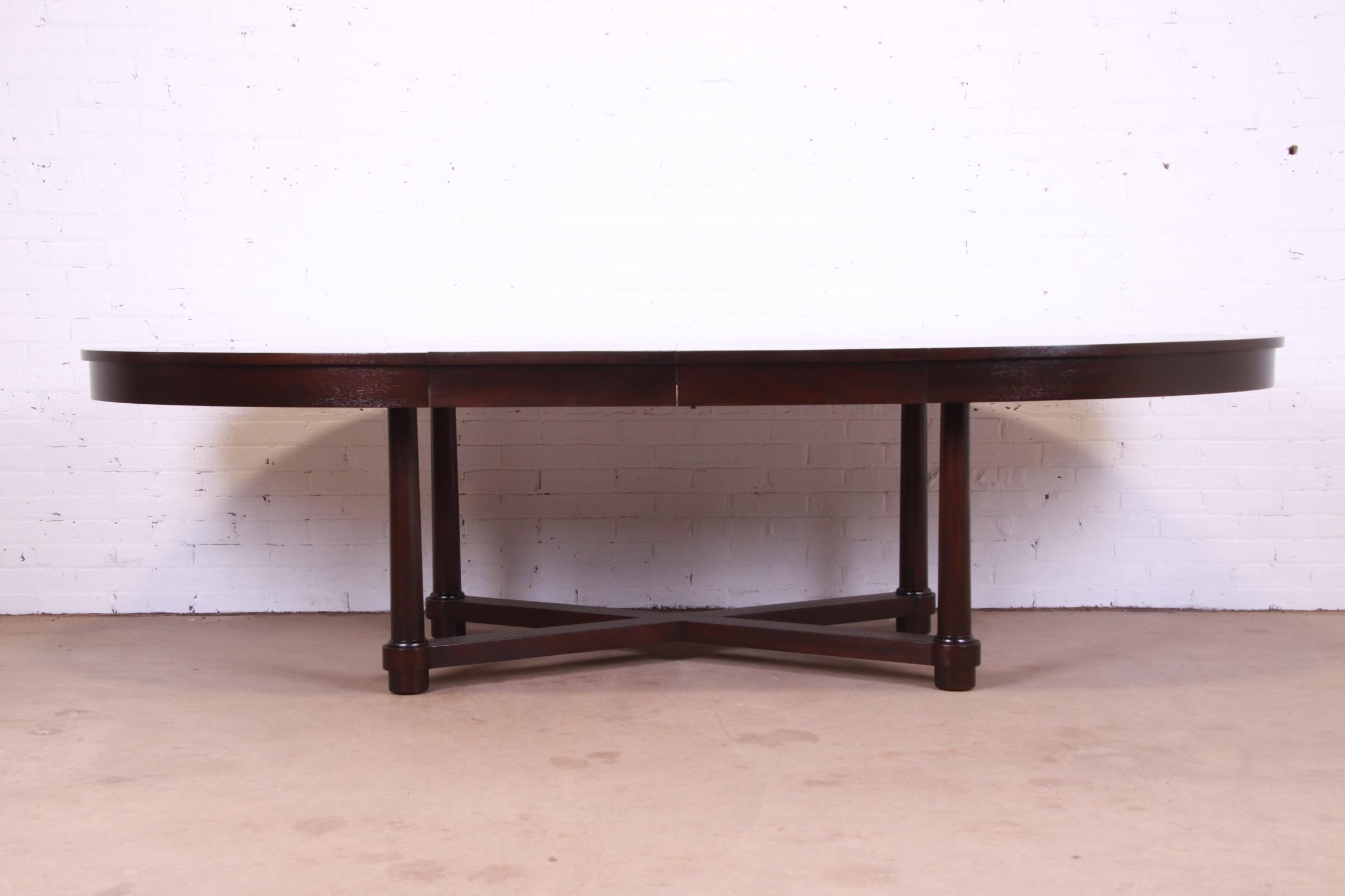 A gorgeous modern Neoclassical style dark mahogany extension dining table

By Barbara Barry for Baker Furniture

USA, Circa 1990s

Measures: 68