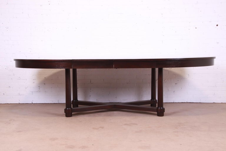 A gorgeous modern Neoclassical style dark mahogany extension dining table

By Barbara Barry for Baker Furniture

USA, Circa 1990s

Measures: 68