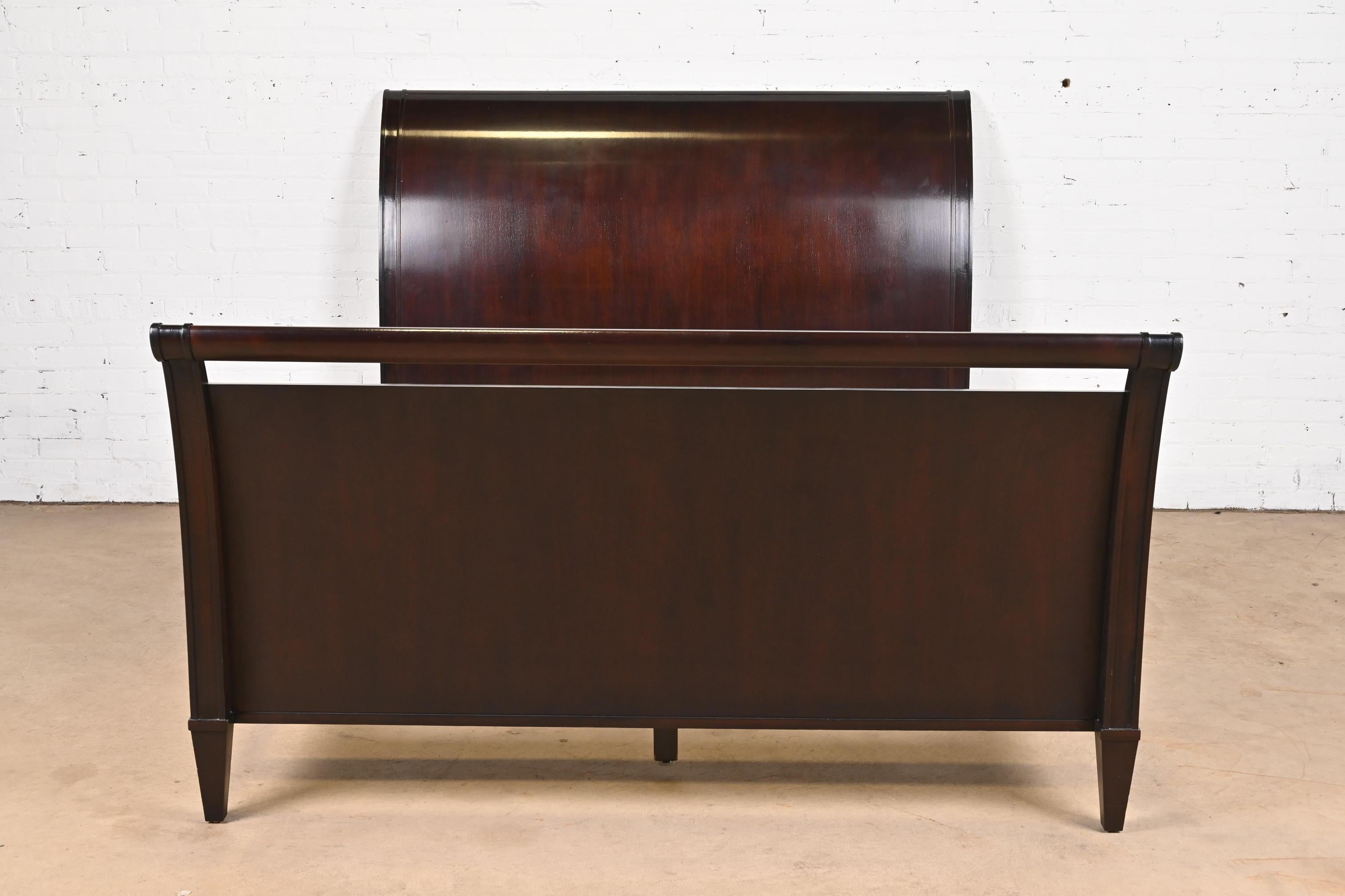 A gorgeous Modern Regency style dark mahogany queen size sleigh bed

By Barbara Barry for Baker Furniture

USA, Late 20th Century

Measures: 64.75