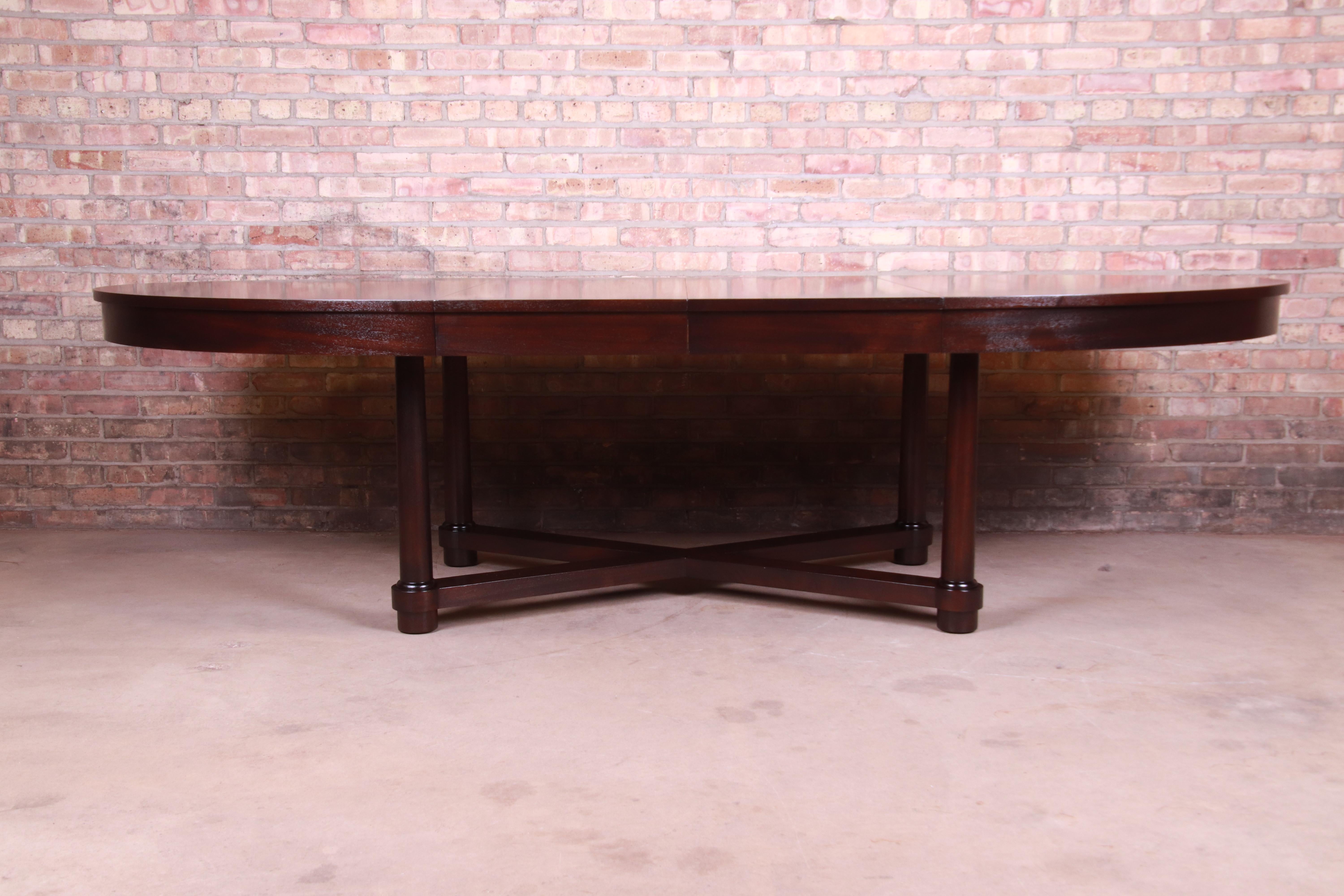 An exceptional modern neoclassical dark mahogany extension dining table

By Barbara Barry for Baker Furniture

USA, circa 1990s

Measures: 68.13