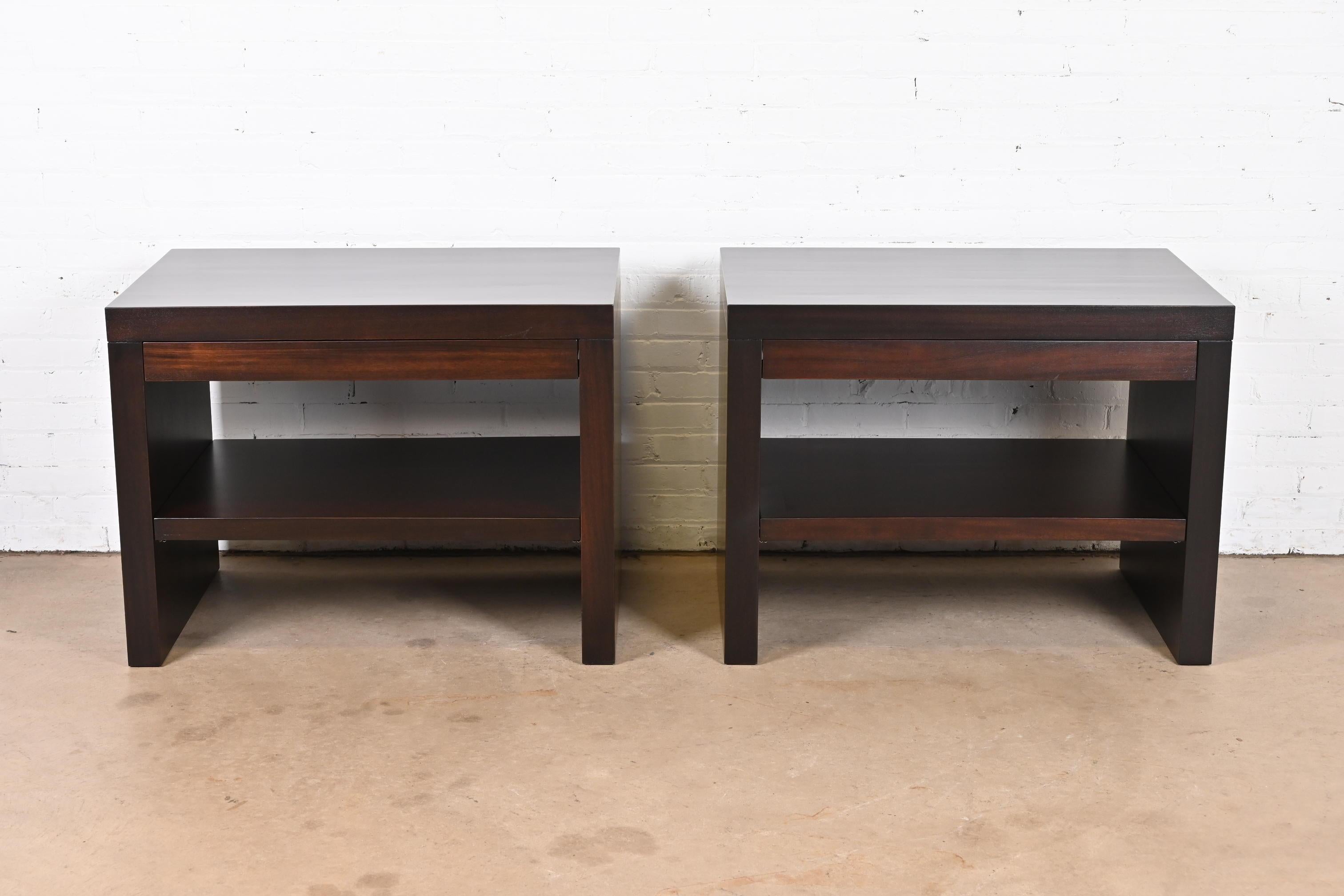 A stylish pair of Modern dark mahogany oversized two-tier bedside tables

By Barbara Barry for Baker Furniture

USA, Circa 1990s

Measures: 36
