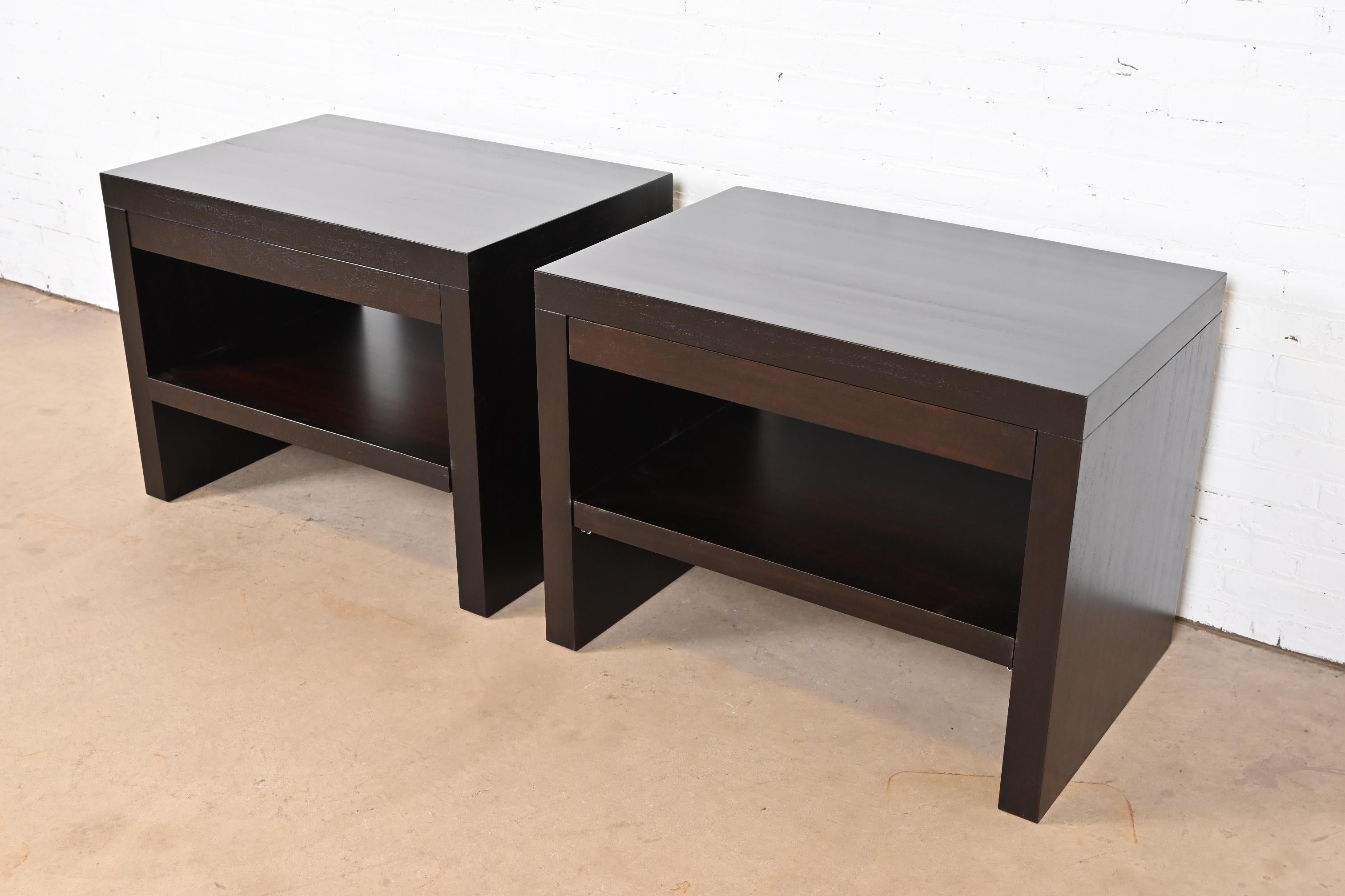 A stylish pair of Modern dark mahogany oversized two-tier bedside tables

By Barbara Barry for Baker Furniture

USA, Circa 1990s

Each measures: 36