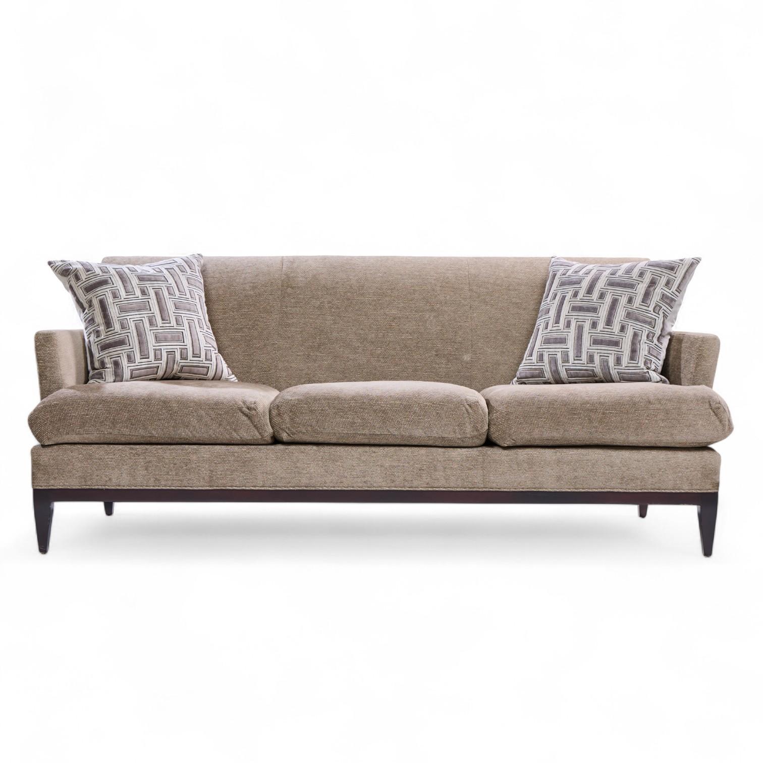 Barbara Barry für Baker Furniture Sofa

Dieses Sofa misst: 79 breit x 34 tief x 34,75 Zoll hoch, mit einer Sitzhöhe von 18,5 und Armhöhe von 25 Zoll

Wir machen unsere Fotos in einem Studio mit kontrollierter Beleuchtung, um so viele Details wie