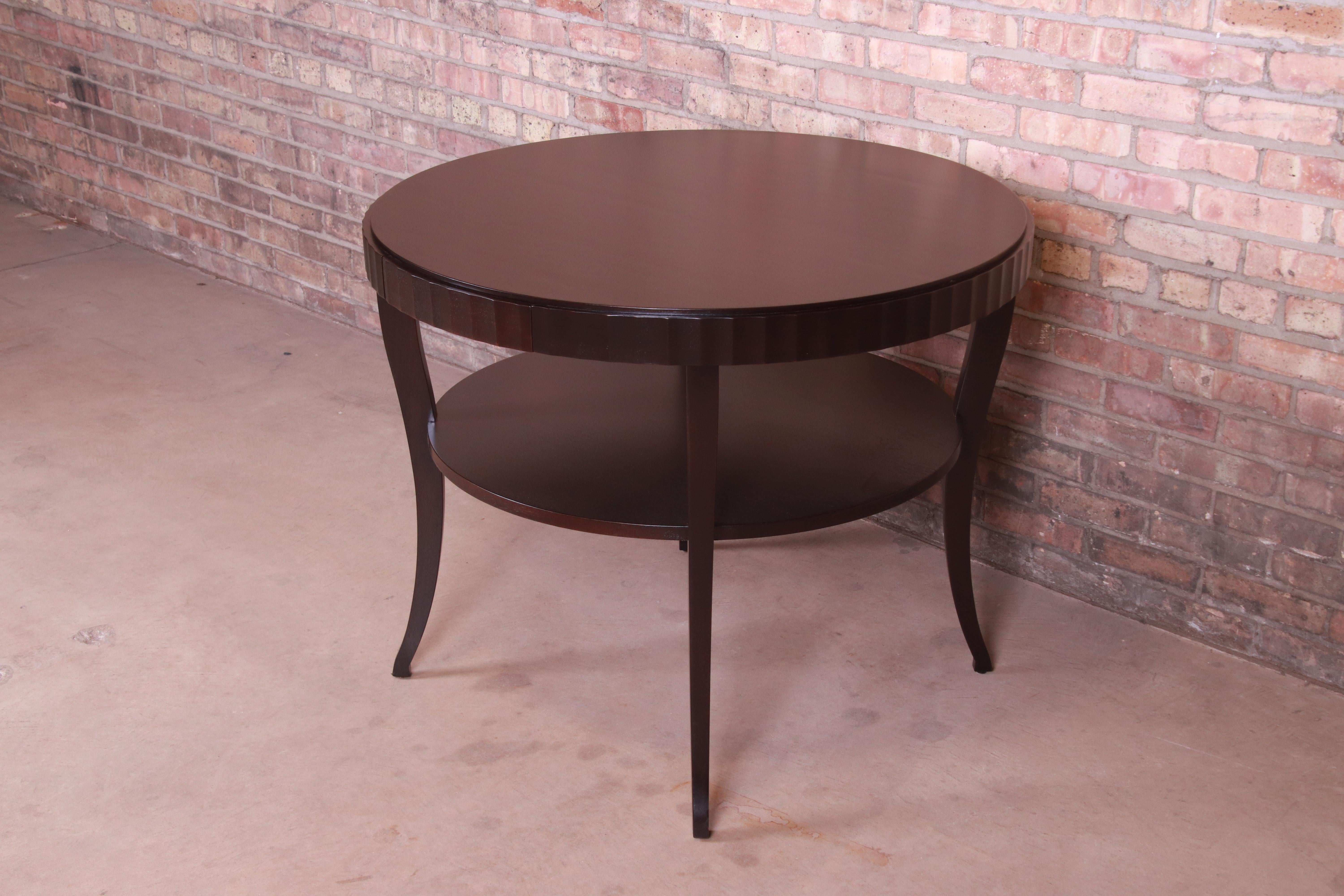 Ein eleganter, moderner Mahagoni-Tisch mit zwei Ebenen für Spiele oder als Mitteltisch

Von Barbara Barry für Baker Furniture

USA, ca. 1990er Jahre

Dunkles Mahagoni, mit Wellenschliff und einer Schublade.

Maße: 38