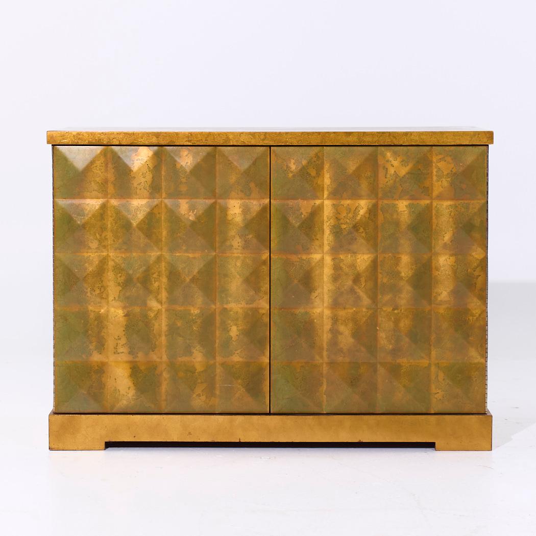 Barbara Barry per Baker Credenza di metà secolo in foglia d'oro diamantata

Questa credenza misura: 49 di larghezza x 18,5 di profondità x 39,5 di altezza

Tutti i mobili possono essere acquistati in quello che noi chiamiamo stato vintage