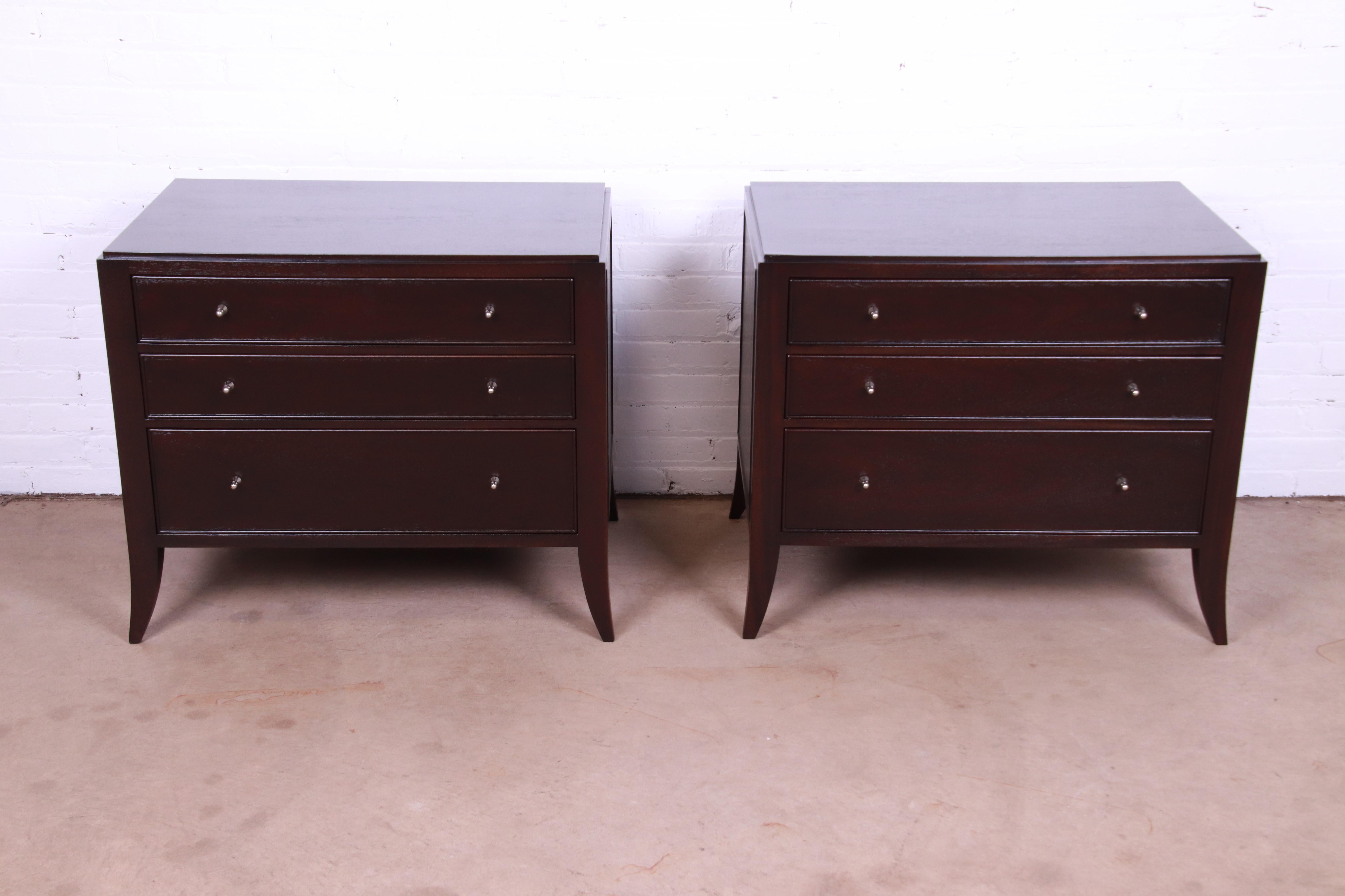 An exceptional pair of modern three-drawer mahogany bachelor chests or large nightstands

By Barbara Barry for Baker Furniture

USA, Circa 1990s

Measures: 32
