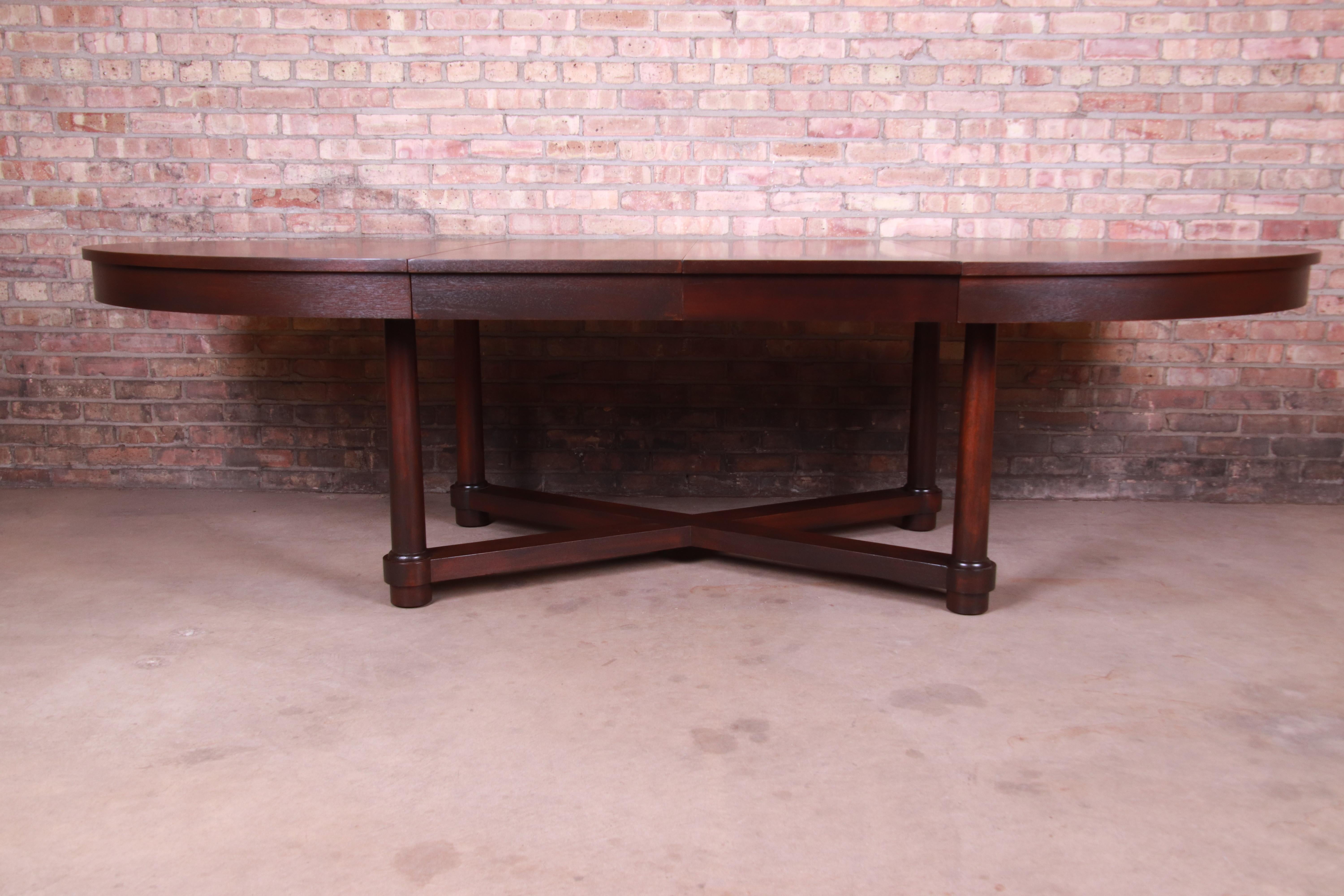 An exceptional modern dark mahogany extension dining table

By Barbara Barry for Baker Furniture

USA, circa 1990s

Measures: 68.13