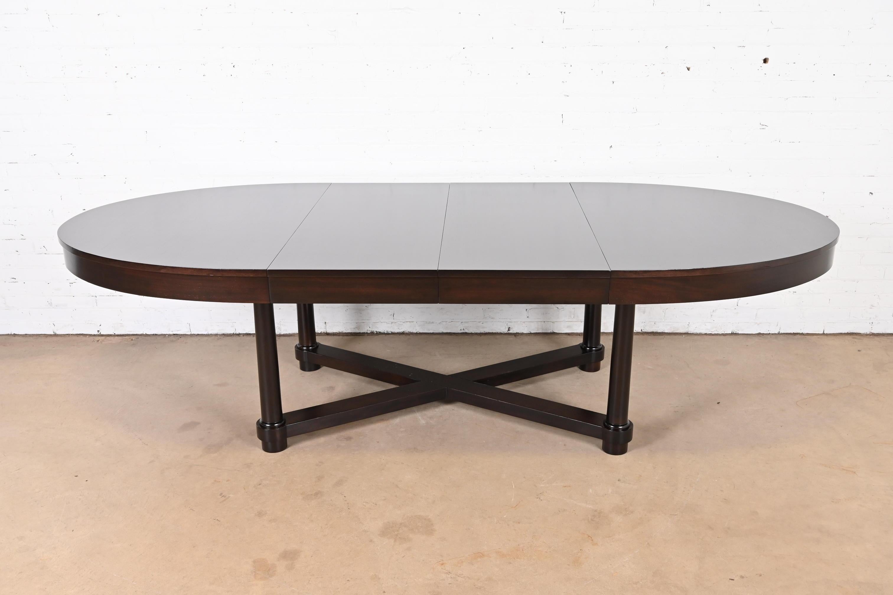 A gorgeous modern Neoclassical or Art Deco style x-base dark mahogany extension dining table

By Barbara Barry for Baker Furniture

USA, Circa 1990s

Measures: 68