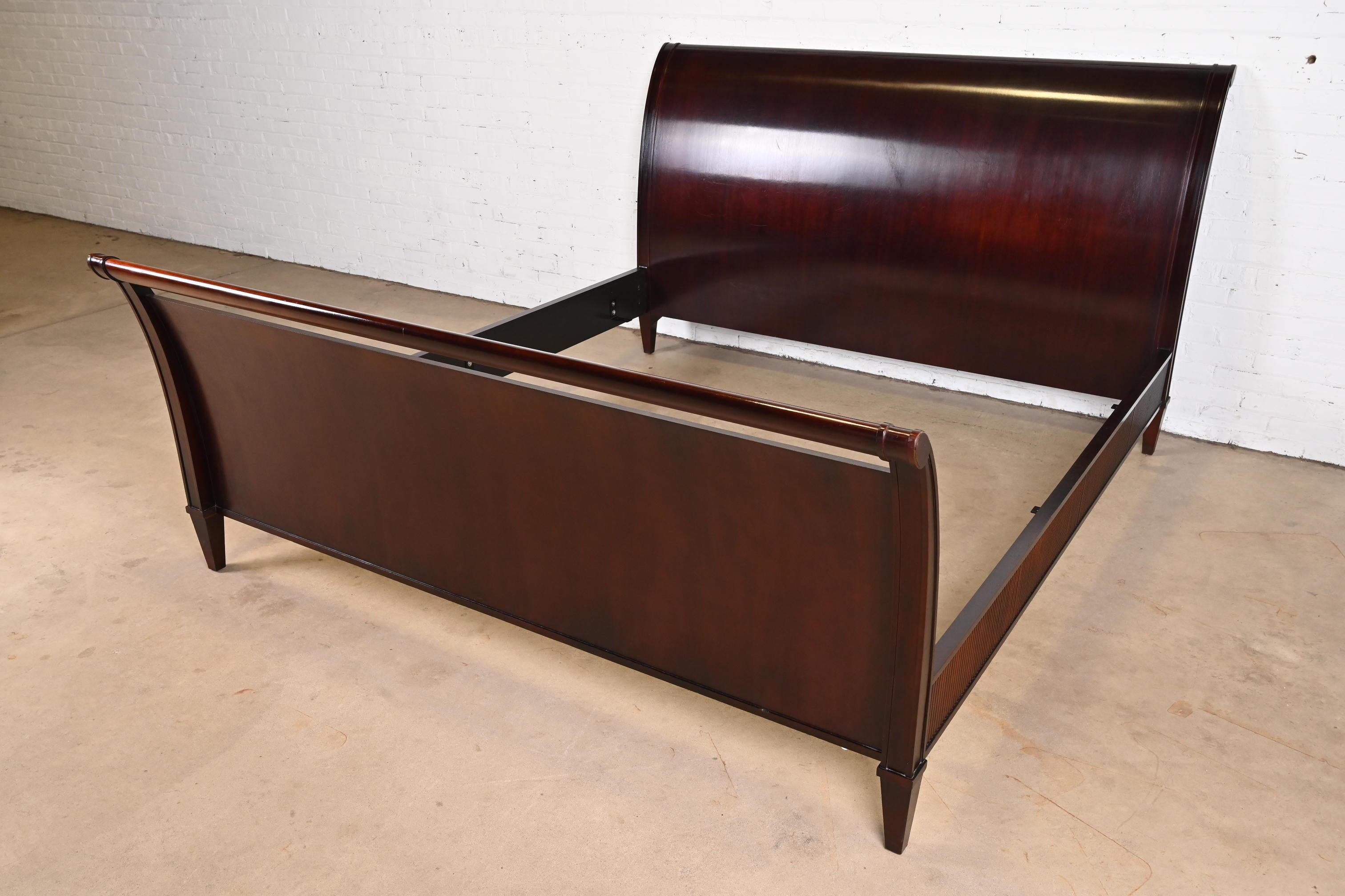 A gorgeous Modern Regency style dark mahogany king size sleigh bed

By Barbara Barry for Baker Furniture

USA, late 20th century

Measures: 81