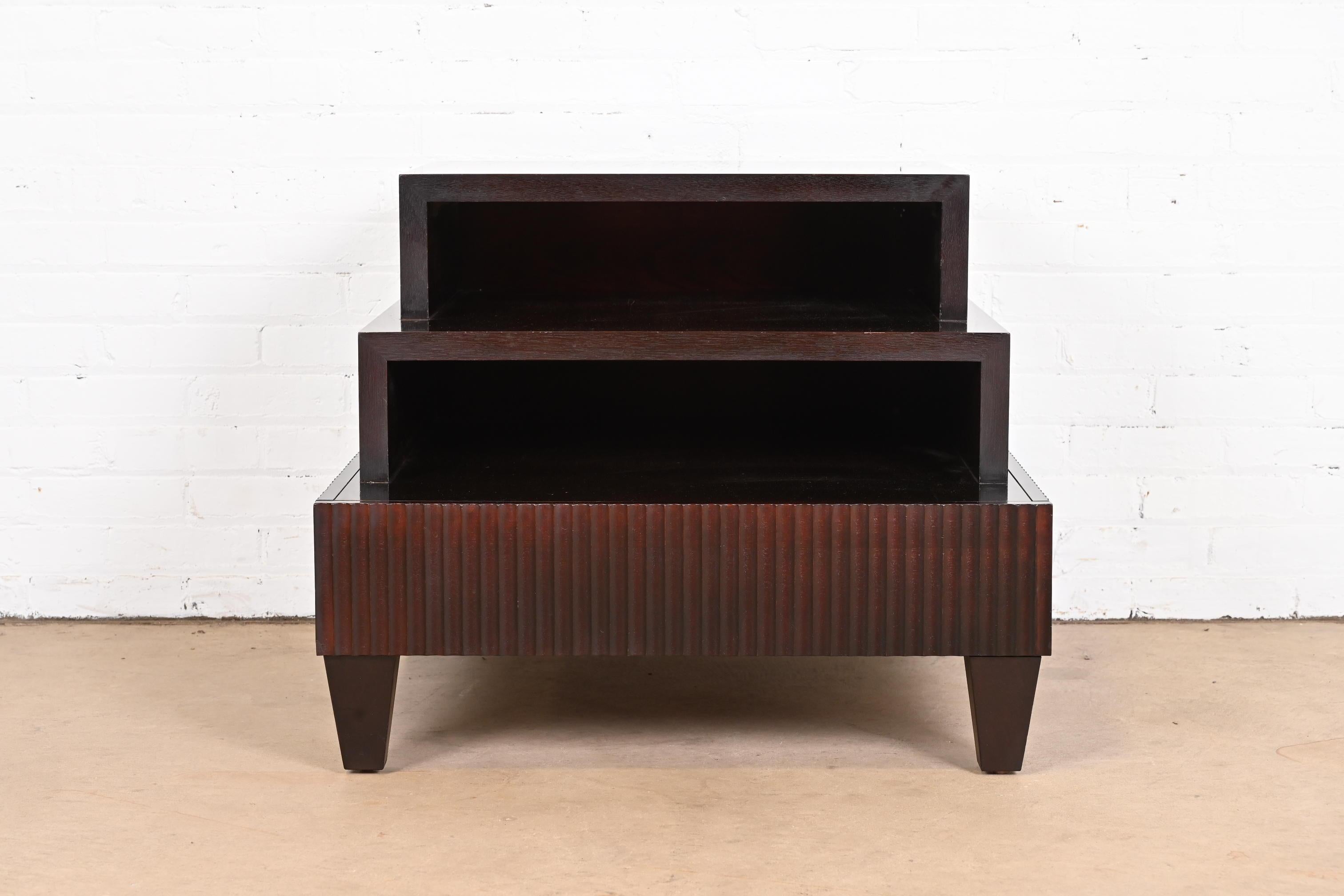 A gorgeous Modern Regency style three-tier dark mahogany occasional side table

By Barbara Barry for Baker Furniture

USA, Circa 1990s

Measures: 30