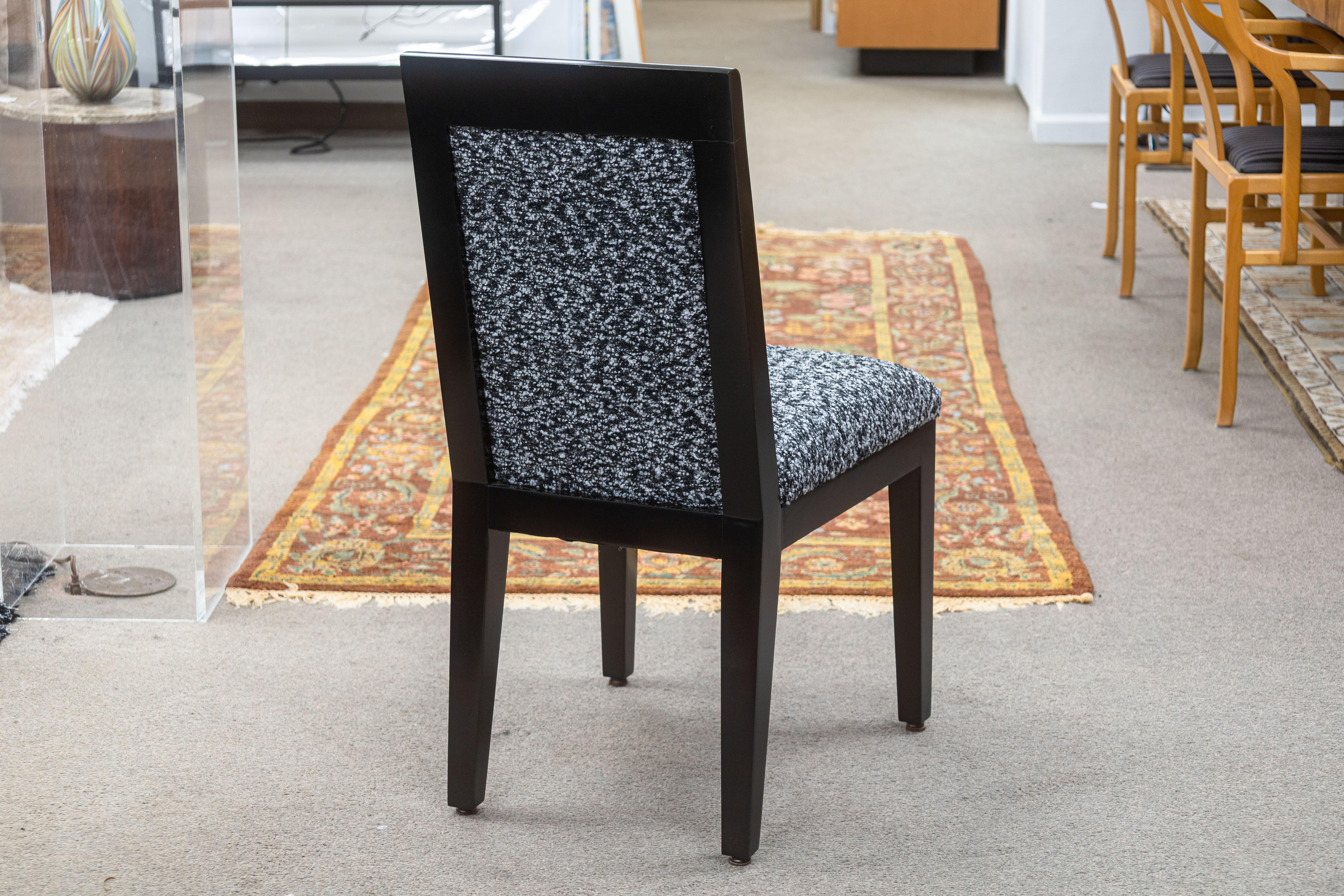 20ième siècle Barbara Barry pour Baker & Black Ensemble de 10 chaises de salle à manger en tissu laqué noir et blanc en vente