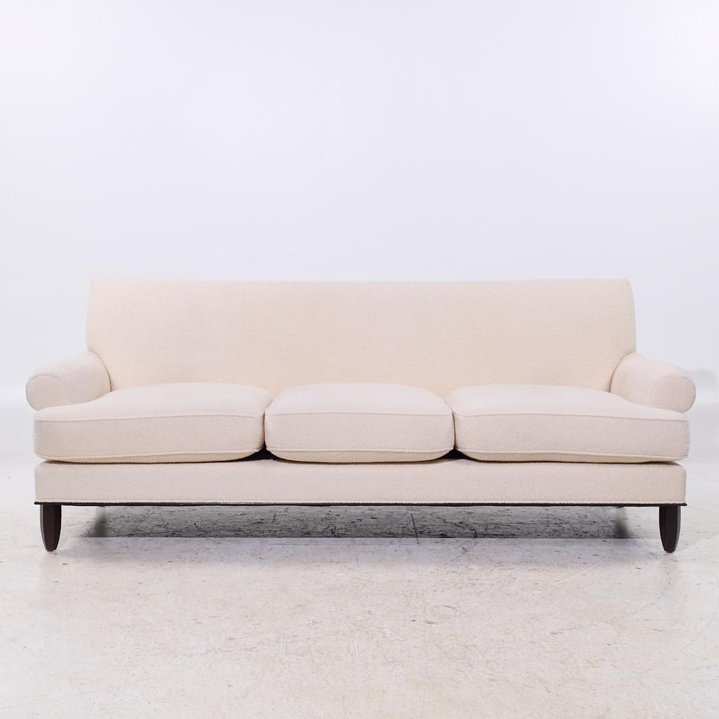 Barbara Barry per Baker Divano in bouclè bianco

Questo divano misura: 88 pollici di larghezza x 37 di profondità x 34,5 di altezza, con un'altezza della seduta di 20 pollici e un'altezza delle braccia di 23 pollici.

Scattiamo le nostre foto in uno