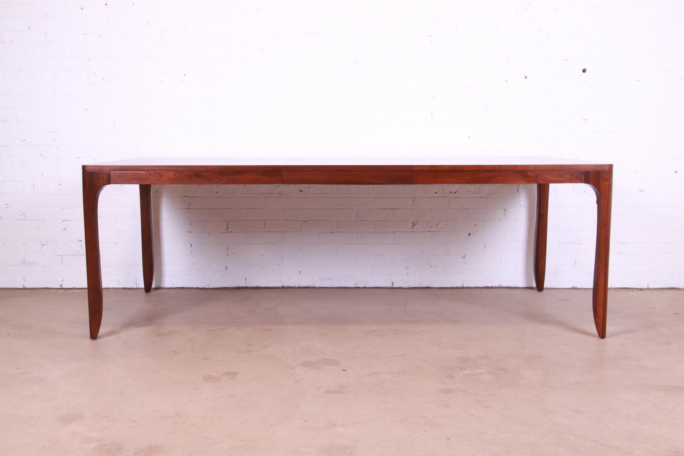 A gorgeous Modern sculpted walnut extension dining table

By Barbara Barry for Henredon

USA, Late 20th Century

Measures: 68