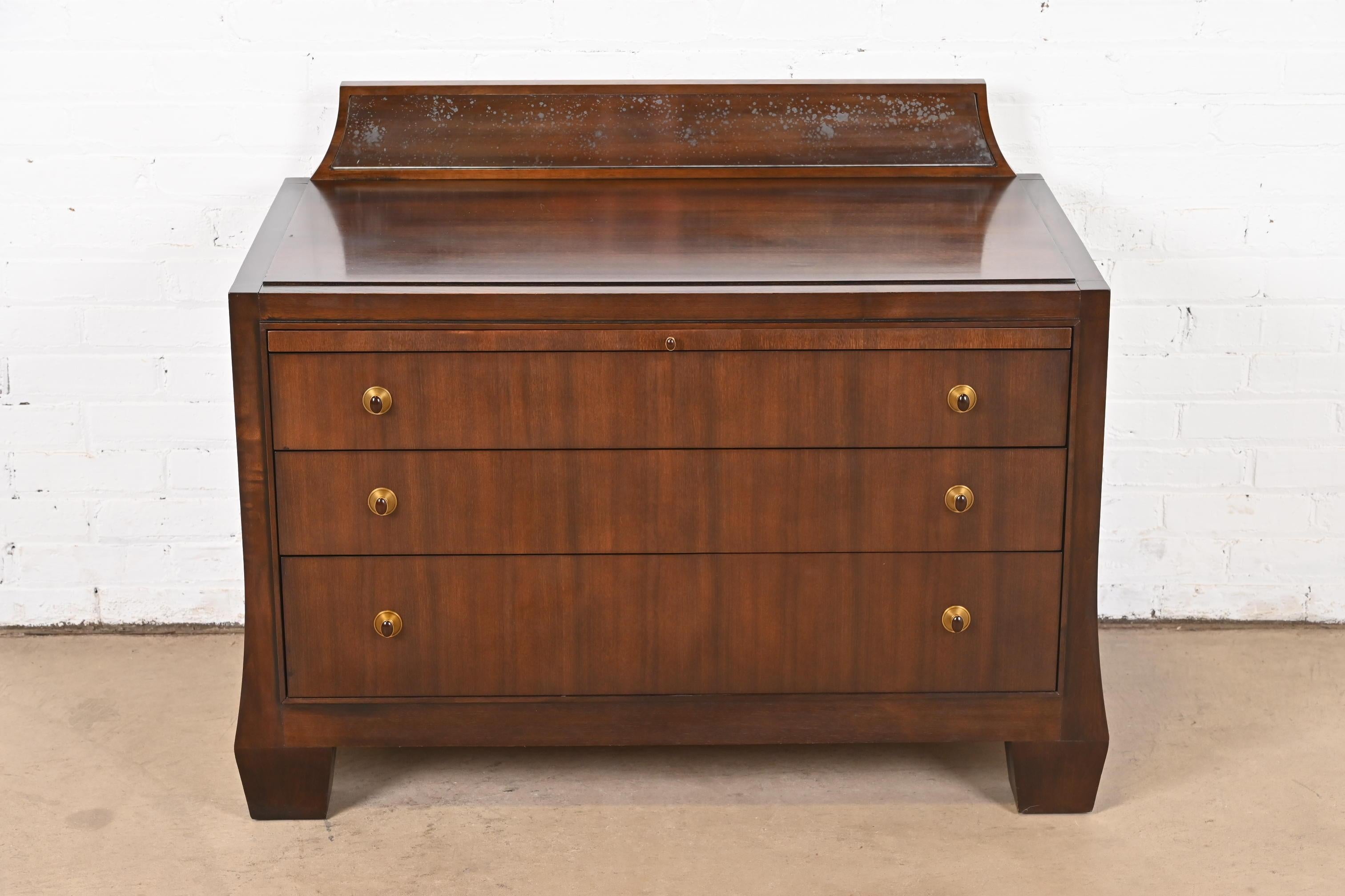 An exceptional Modern Regency style three-drawer large nightstand or bachelor chest

By Barbara Barry for Henredon

USA, Circa 1990s

Mahogany, with antiqued mirror backsplash, and original brass hardware.

Measures: 41