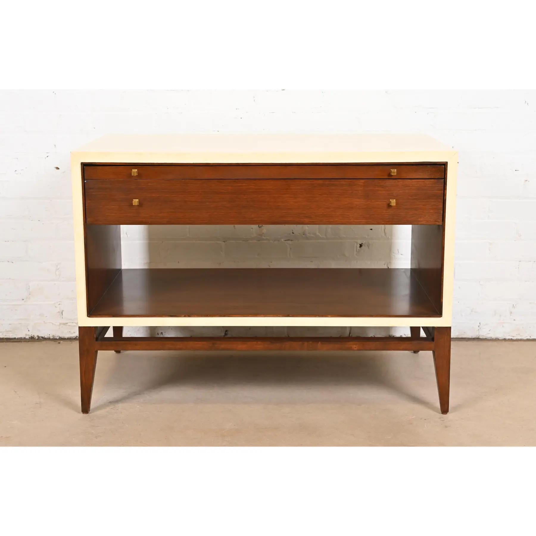 A gorgeous Modern console table, buffet server, or media cabinet

By Barbara Barry for Henredon

Philippines, Early 21st Century

Walnut, with cream lacquered case, and original brass hardware.

Measures: 38
