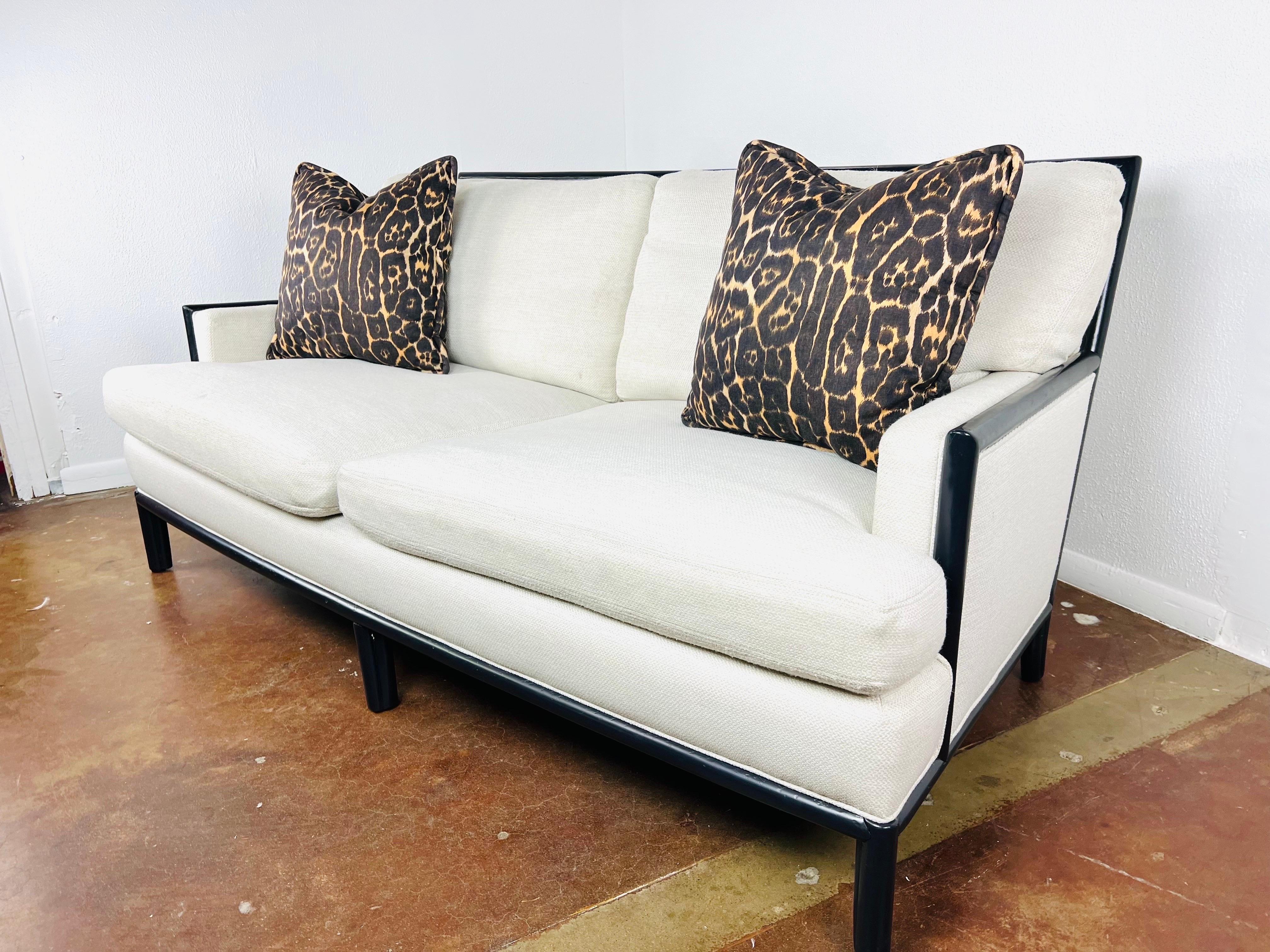 Edition limitée du canapé McGuire boxback par Barbara Barry. Ce design intemporel est classique dans sa forme et son échelle, avec un cadre en bois gunmetal et un dossier gracieusement incurvé qui assure le confort. De simples coussins d'assise et