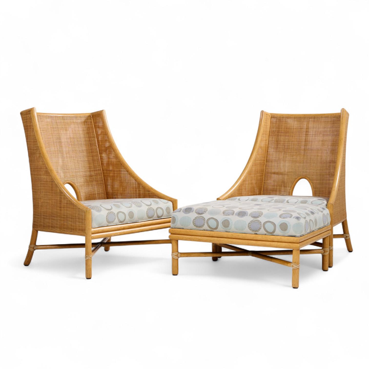 Barbara Barry para McGuire Tumbonas de caña - Pareja y otomana

Cada silla mide 31,75 de ancho x 26 de fondo x 40,25 de alto, con una altura del asiento/holgura de la silla de 17 pulgadas
La otomana mide 32 de ancho x 24 de fondo x 17 pulgadas de