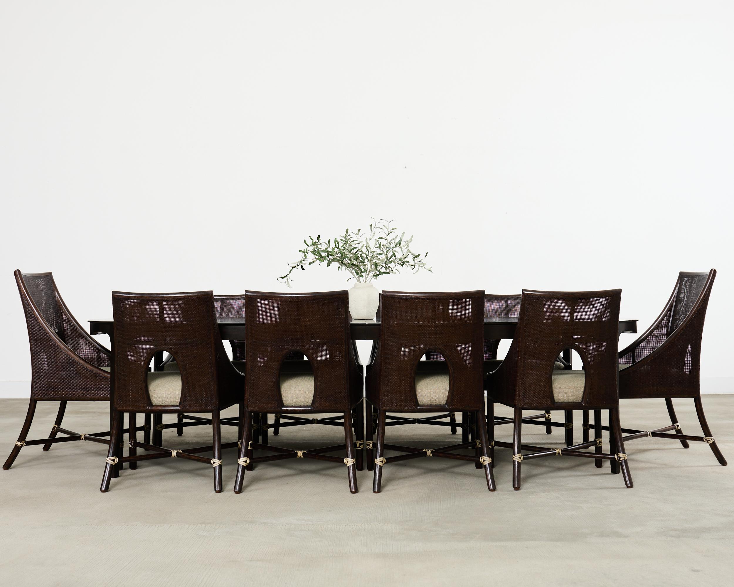 Graciosa y grandiosa mesa de comedor ovalada extensible de roble (modelo nº MCG 308222) diseñada por Barbara Barry para McGuire/Baker. La mesa grande mide 9,5 pies de largo con dos hojas extensibles de 18 pulgadas instaladas. La parte superior tiene