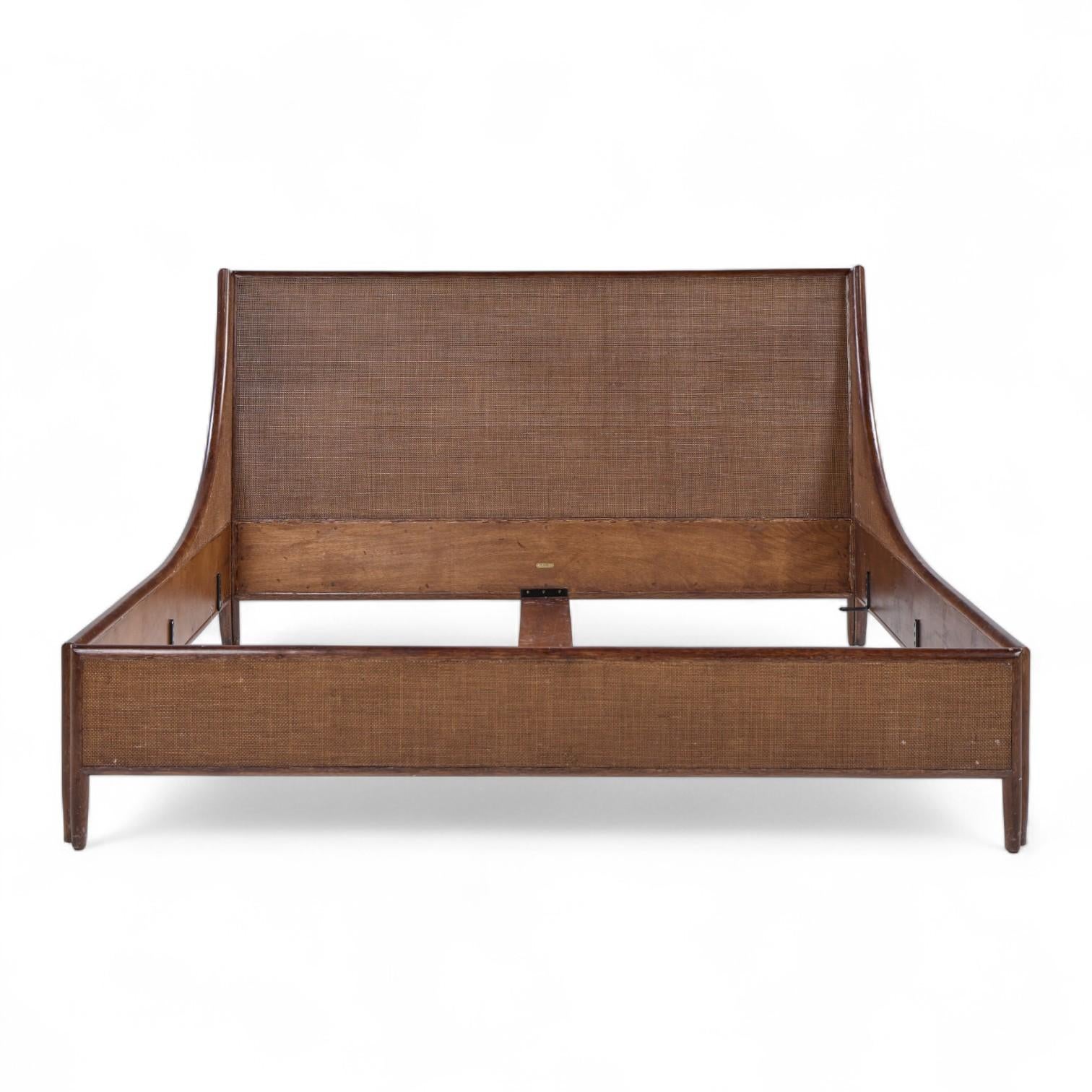 Barbara Barry per McGuire Letto matrimoniale in rattan

Questa struttura letto misura: 81 larghezza x 88 profondità x 48 pollici di altezza

Eccellenti condizioni d'epoca - Aree minime di usura delle finiture. Il letto è strutturalmente solido. Il