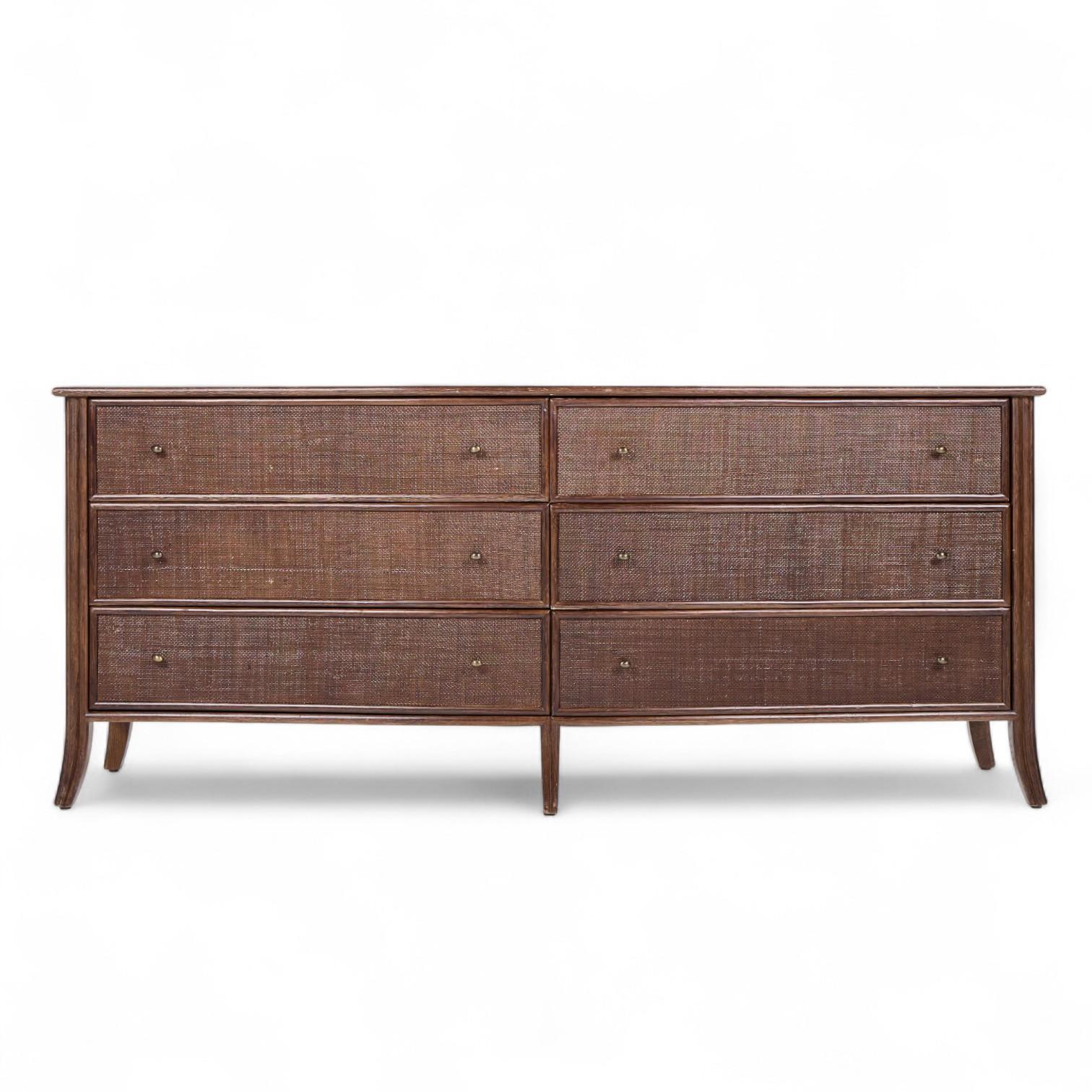 Barbara Barry pour McGuire Commode basse en rotin

Ce bas de caisse mesure : 80 de large x 22 de profond x 34 de haut

Excellent état Vintage By - Très légères zones d'usure de la finition. La canne est en excellent état. Les tiroirs glissent avec