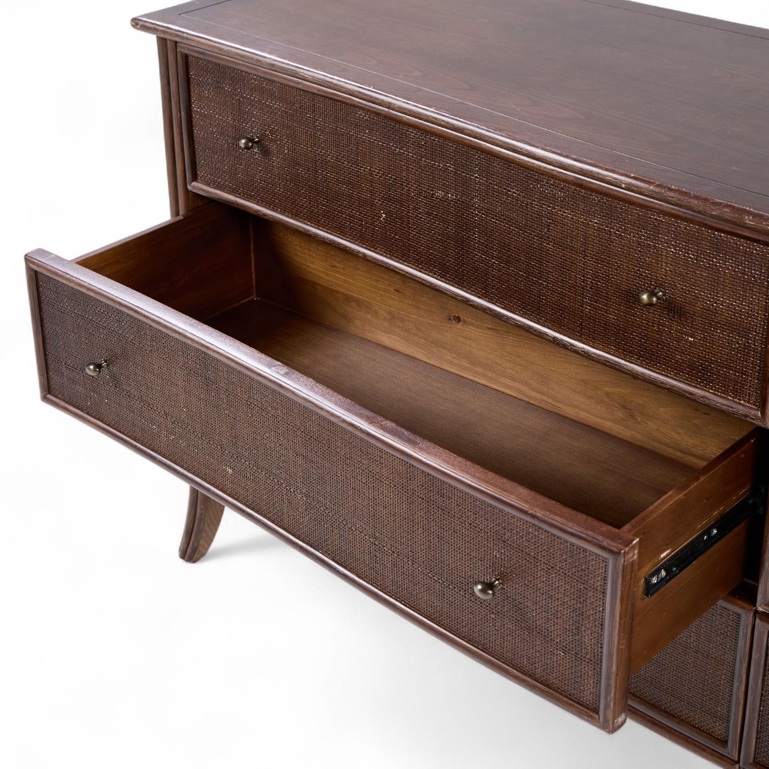 20ième siècle Barbara Barry pour McGuire Commode basse en rotin en vente