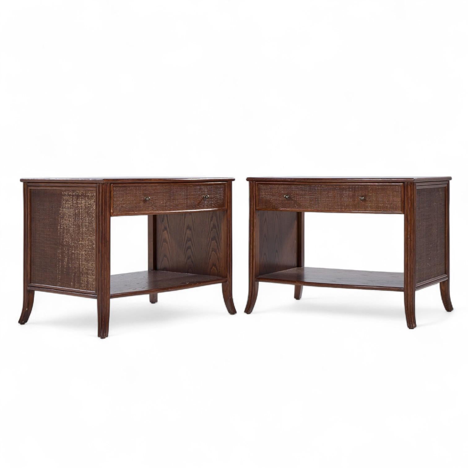 Barbara Barry pour McGuire Tables de nuit en rotin - Paire

Chaque table de nuit mesure : 34,5 de large x 24,5 de profond x 27 de haut

Très bon état Vintage - Les tables de nuit sont en très bon état. Taches sur les côtés des tables de chevet. Le