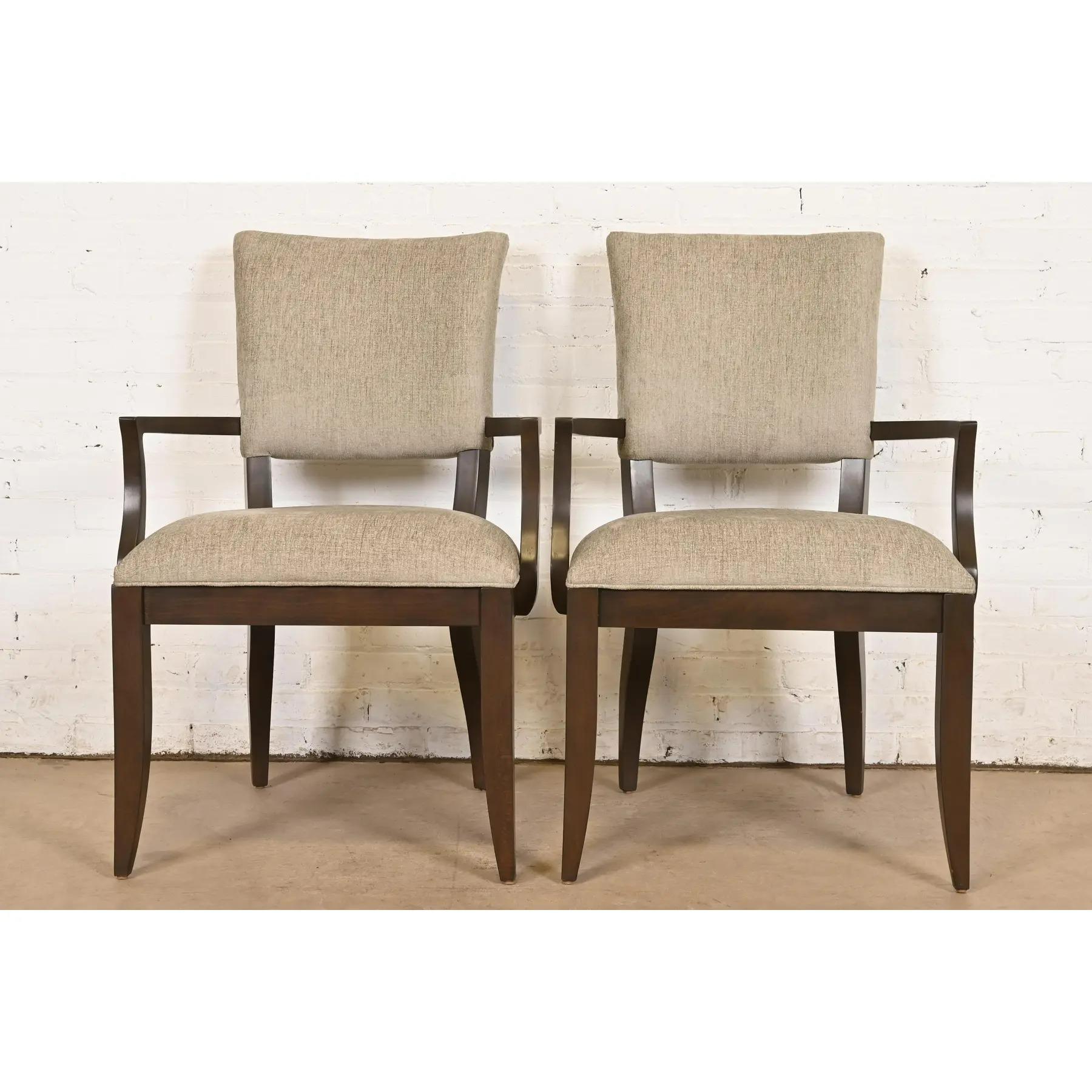 Una splendida coppia di poltrone in stile Modern Regency o Art Deco o di sedie da capitano da pranzo

Alla maniera di Barbara Barry

Stati Uniti, inizio del XXI secolo

Struttura in mogano intagliato, con sedili e schienali imbottiti.

Misure: 24 